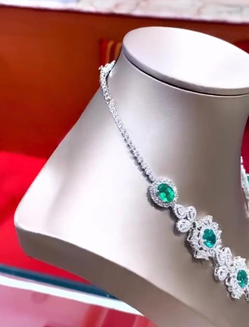 AIG Certified 27.00 Carat Zambian Emeralds  21.00 Ct Diamonds 18k Gold Necklace  In New Condition For Sale In Massafra, IT