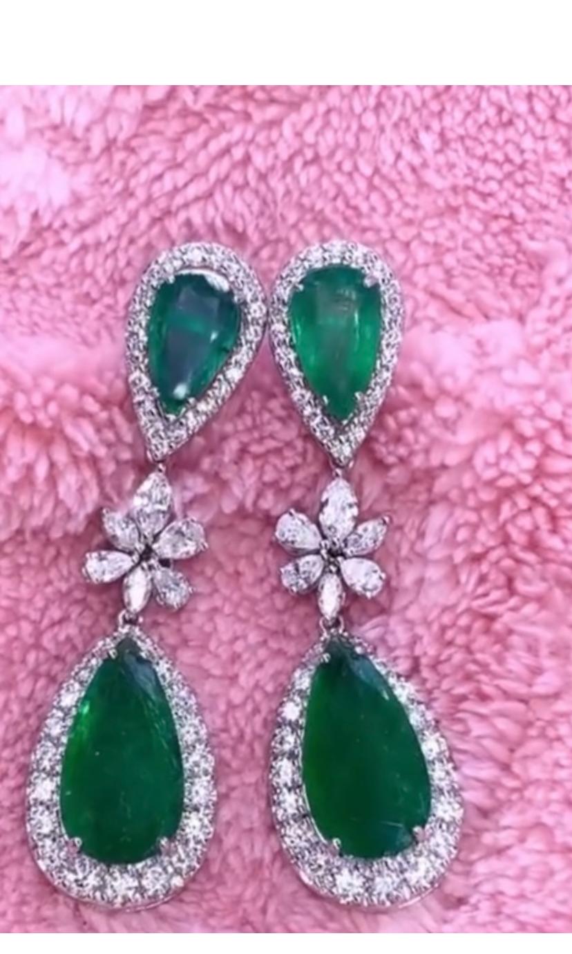 Véritable chef-d'œuvre de la joaillerie fine, ces boucles d'oreilles en or blanc exquises mettent en valeur une émeraude naturelle en forme de poire, dont les riches teintes vertes captivent le regard. Eleg est orné de diamants étincelants,