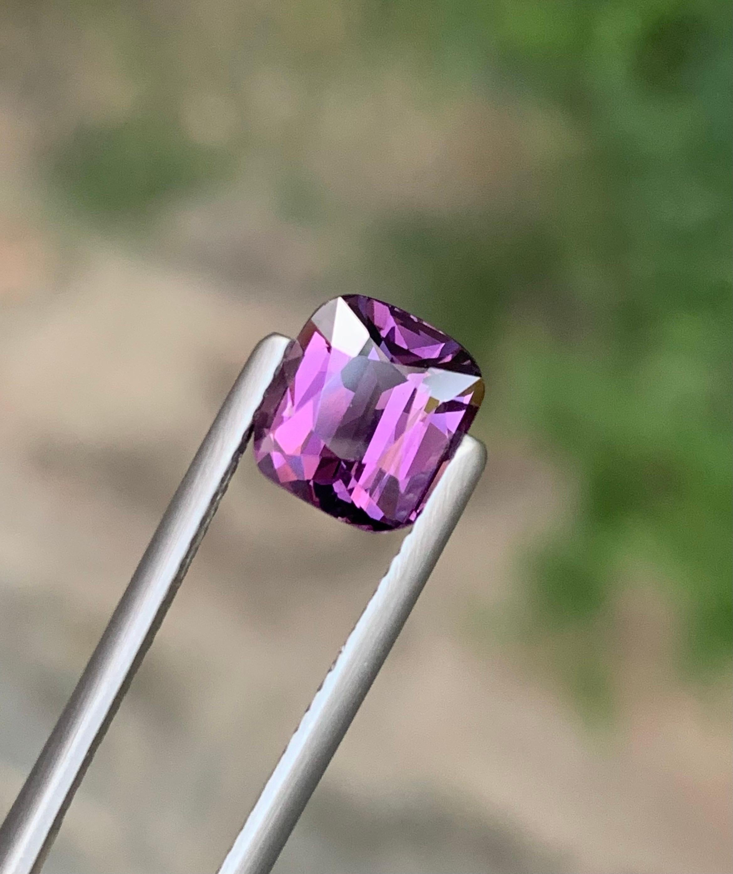 Spinello viola naturale sfuso con taglio a cuscino, certificato AIG, da 2,72 carati, proveniente dalla Tanzania in vendita 4