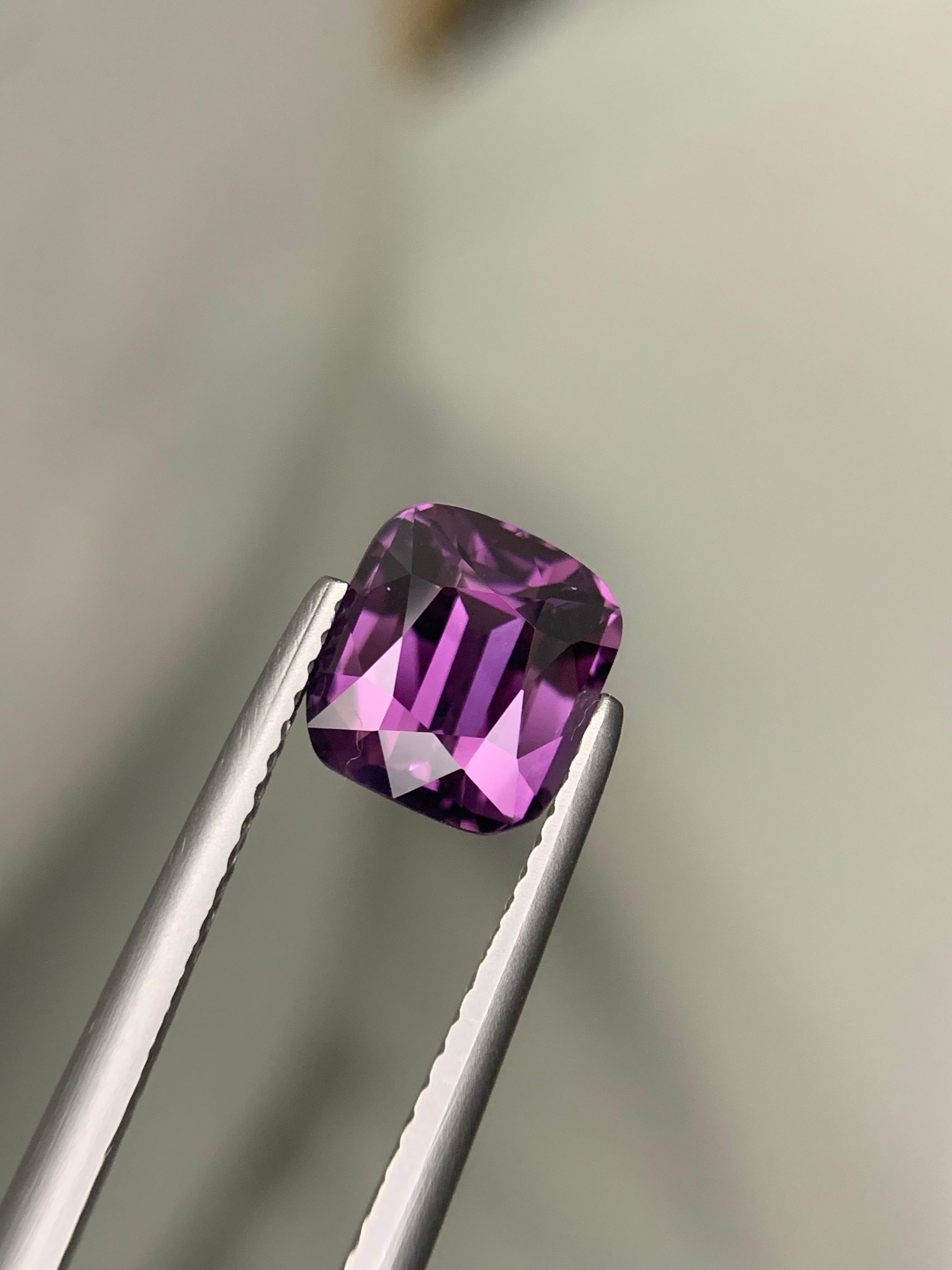 Spinello viola naturale sfuso con taglio a cuscino, certificato AIG, da 2,72 carati, proveniente dalla Tanzania in vendita 5