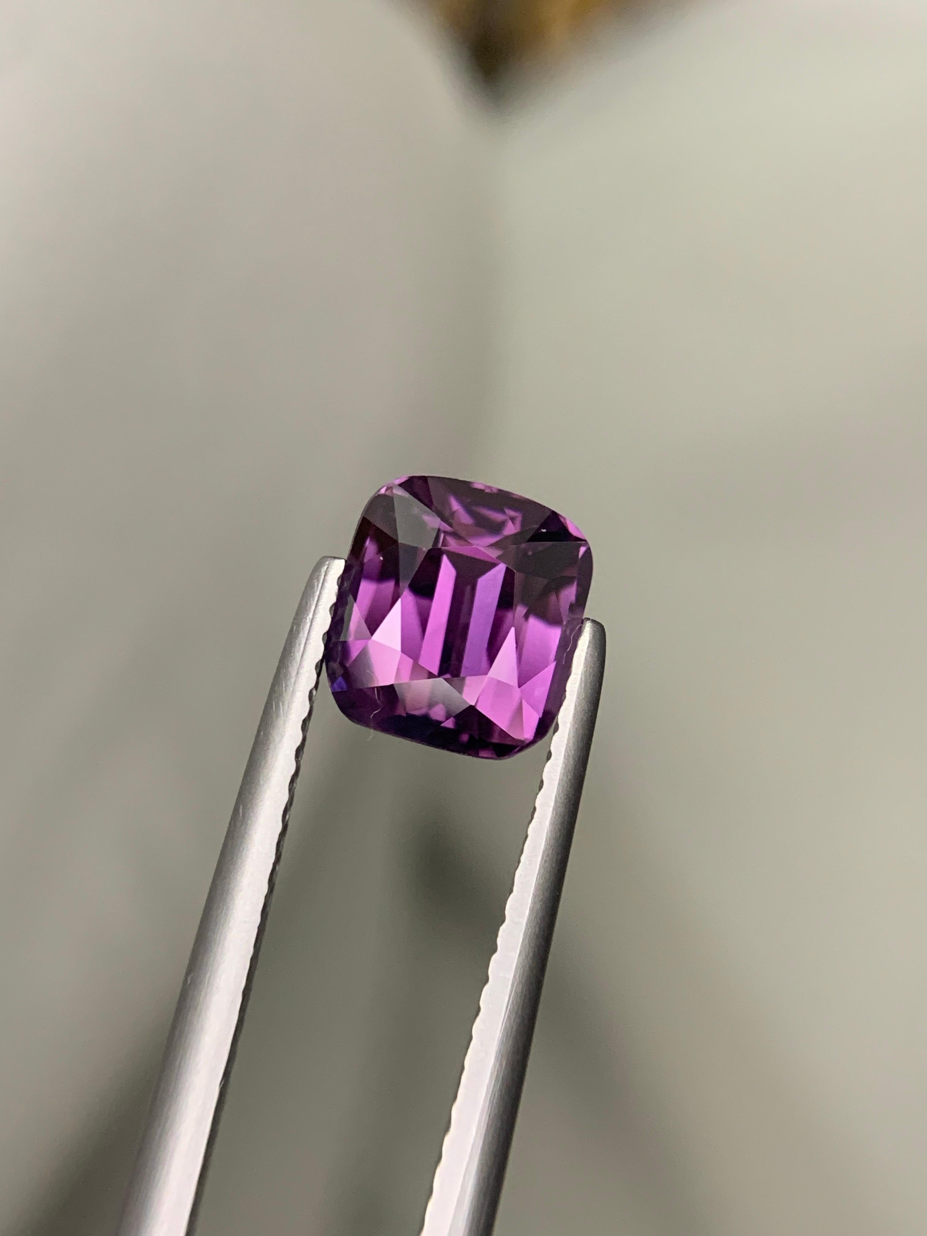 Spinello viola naturale sfuso con taglio a cuscino, certificato AIG, da 2,72 carati, proveniente dalla Tanzania in vendita 6