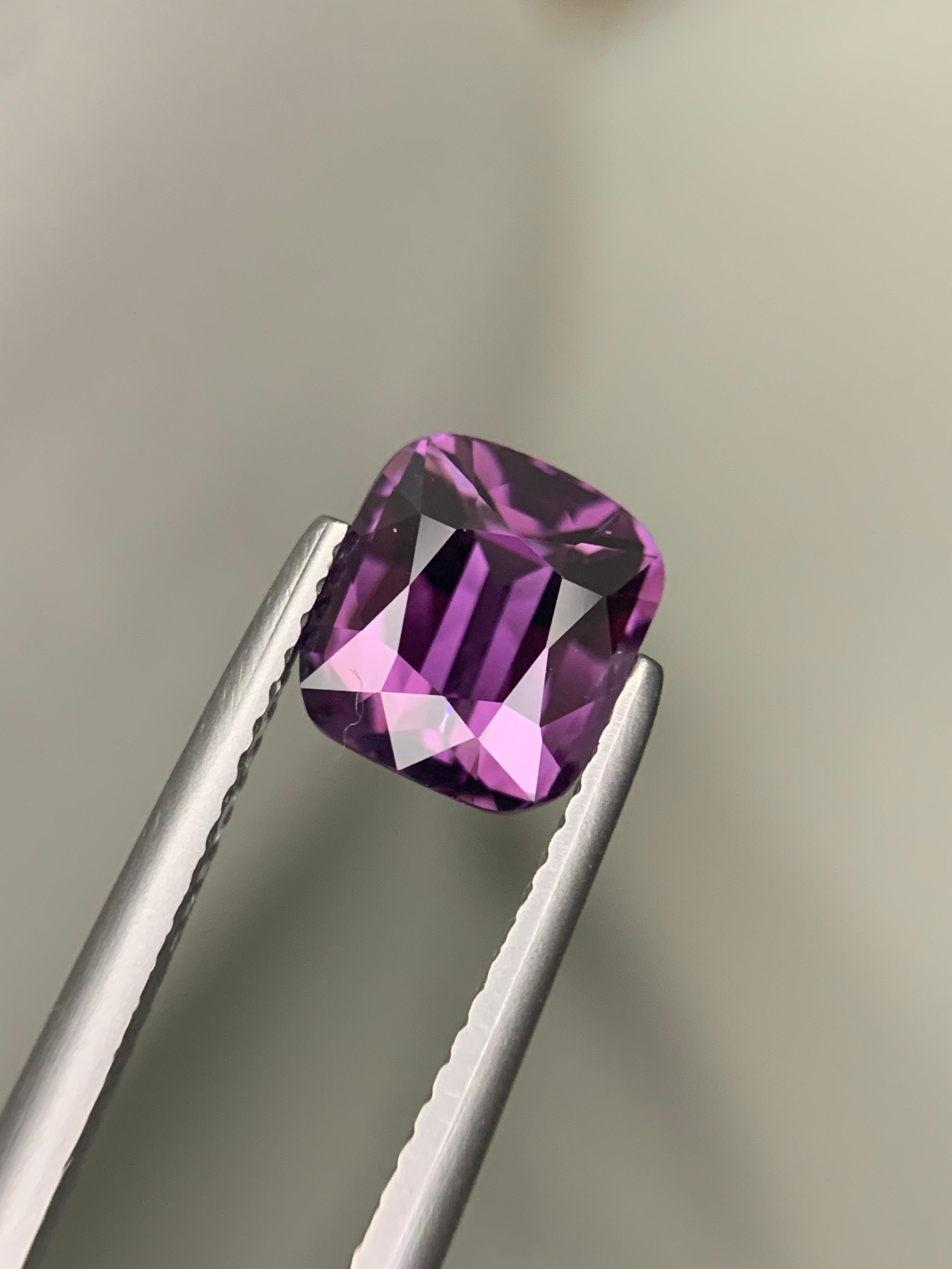 Spinello viola naturale sfuso con taglio a cuscino, certificato AIG, da 2,72 carati, proveniente dalla Tanzania in vendita 7