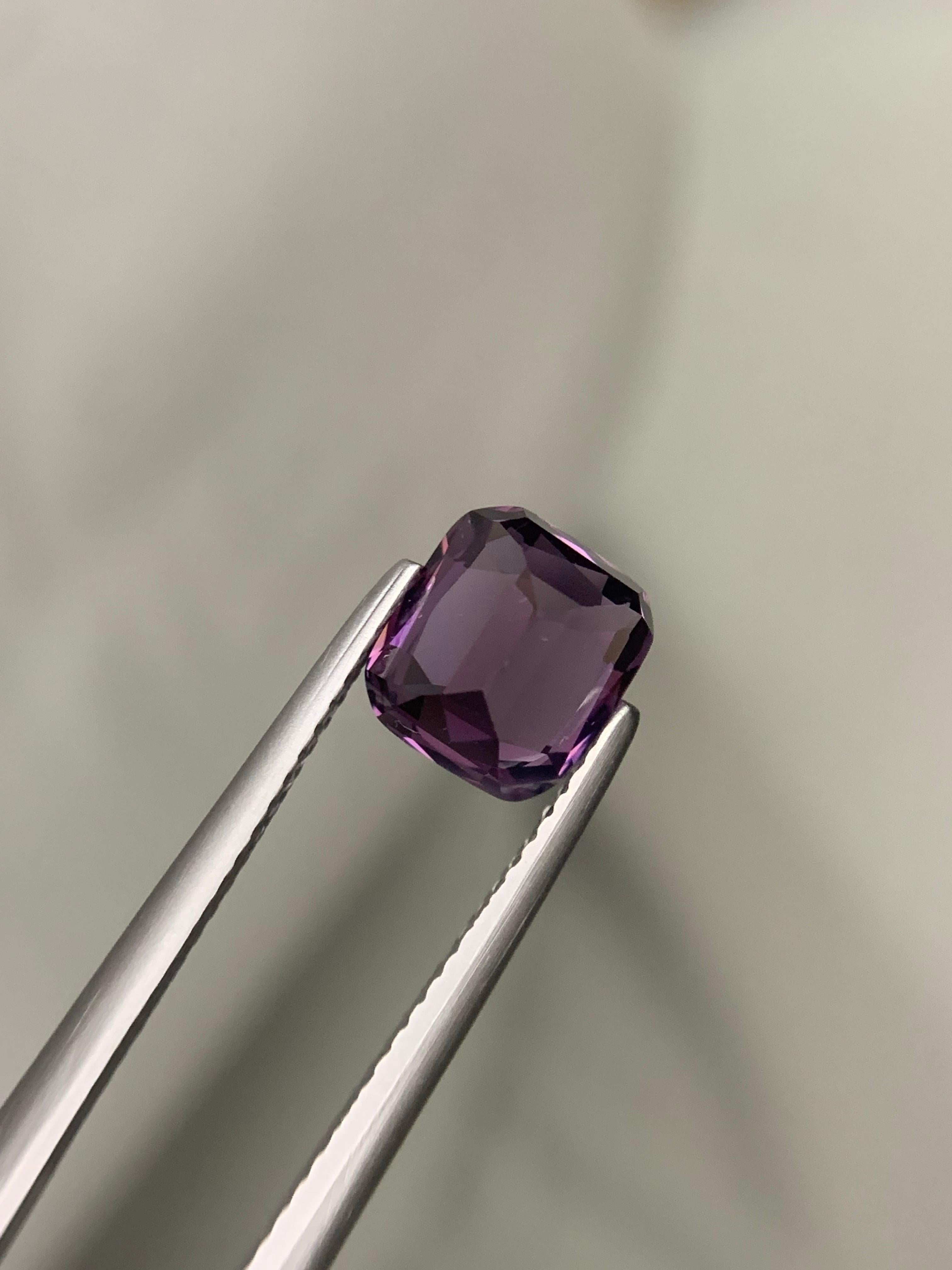 Spinello viola naturale sfuso con taglio a cuscino, certificato AIG, da 2,72 carati, proveniente dalla Tanzania in vendita 8