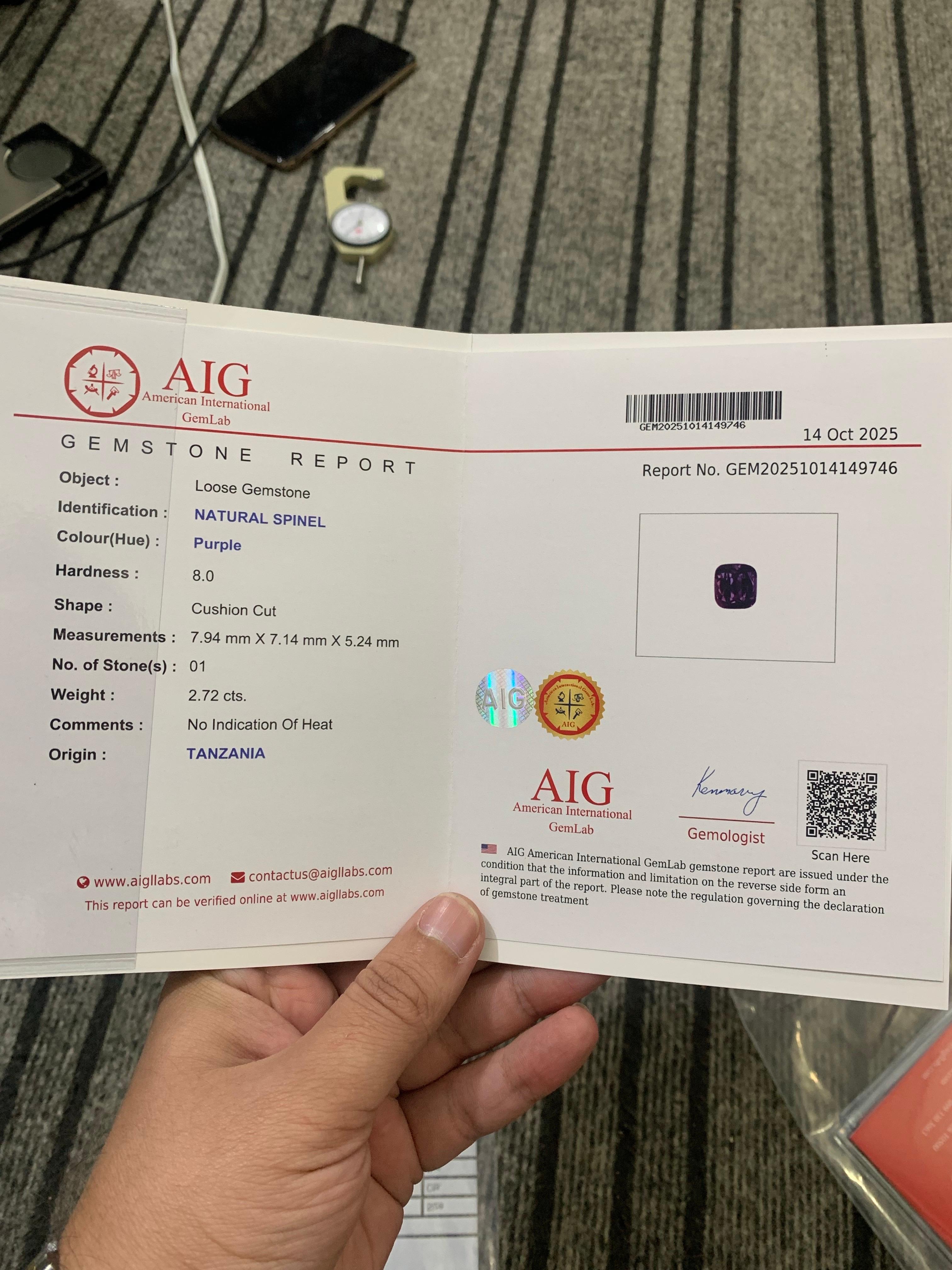 Spinello viola naturale sfuso con taglio a cuscino, certificato AIG, da 2,72 carati, proveniente dalla Tanzania in vendita 9