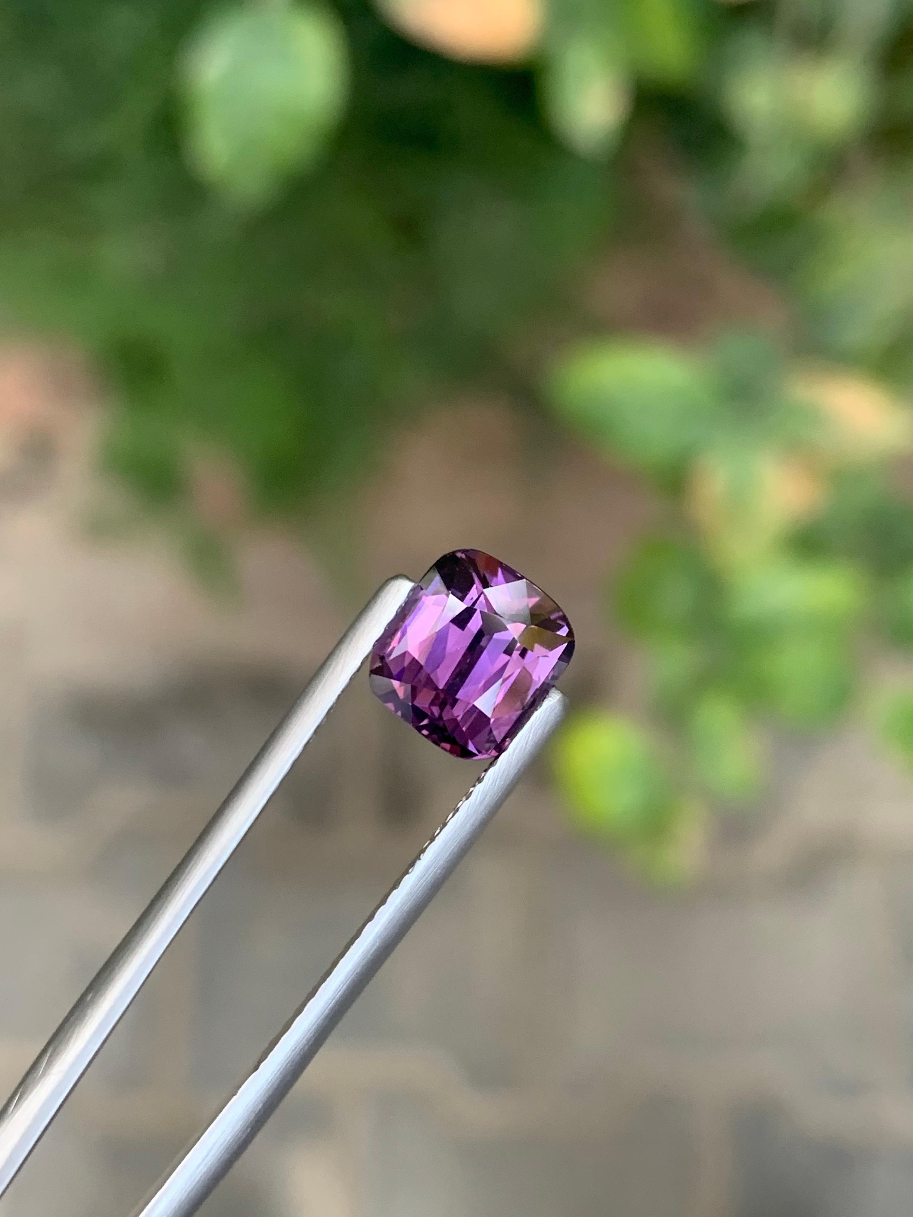 Arts and Crafts Spinello viola naturale sfuso con taglio a cuscino, certificato AIG, da 2,72 carati, proveniente dalla Tanzania in vendita