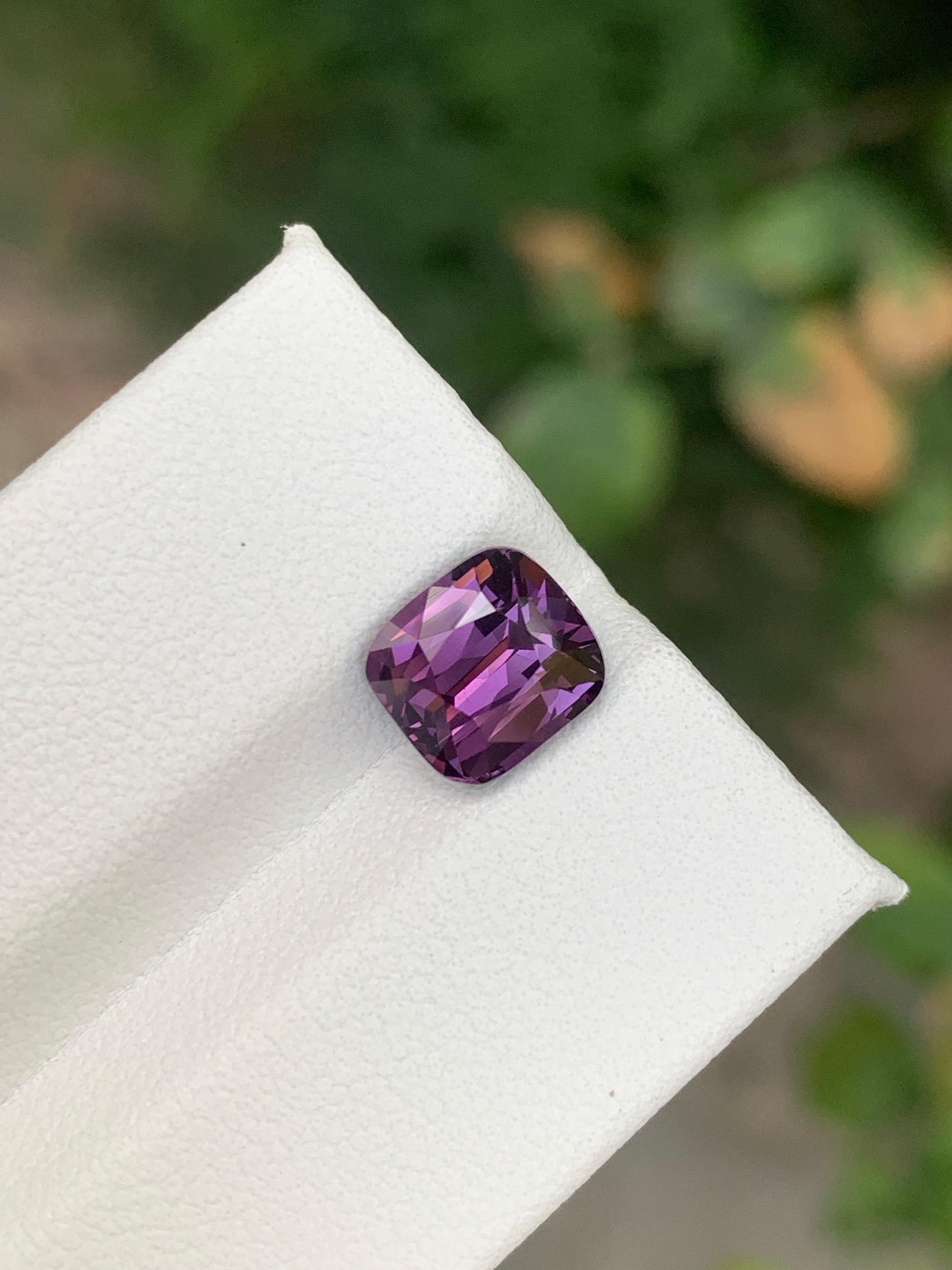 Taglio cuscino Spinello viola naturale sfuso con taglio a cuscino, certificato AIG, da 2,72 carati, proveniente dalla Tanzania in vendita