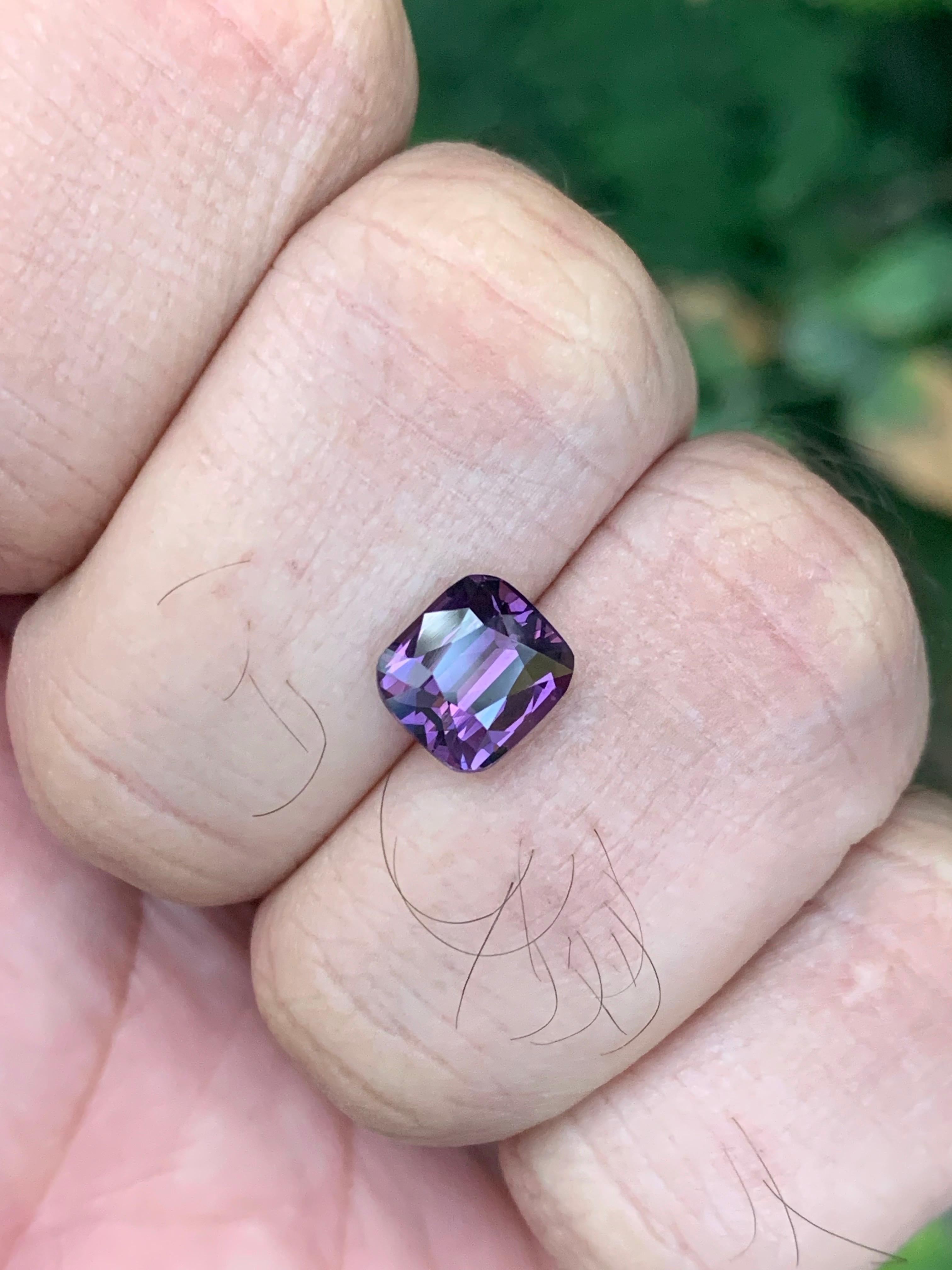 Spinello viola naturale sfuso con taglio a cuscino, certificato AIG, da 2,72 carati, proveniente dalla Tanzania In condizioni Nuovo in vendita a Peshawar, PK