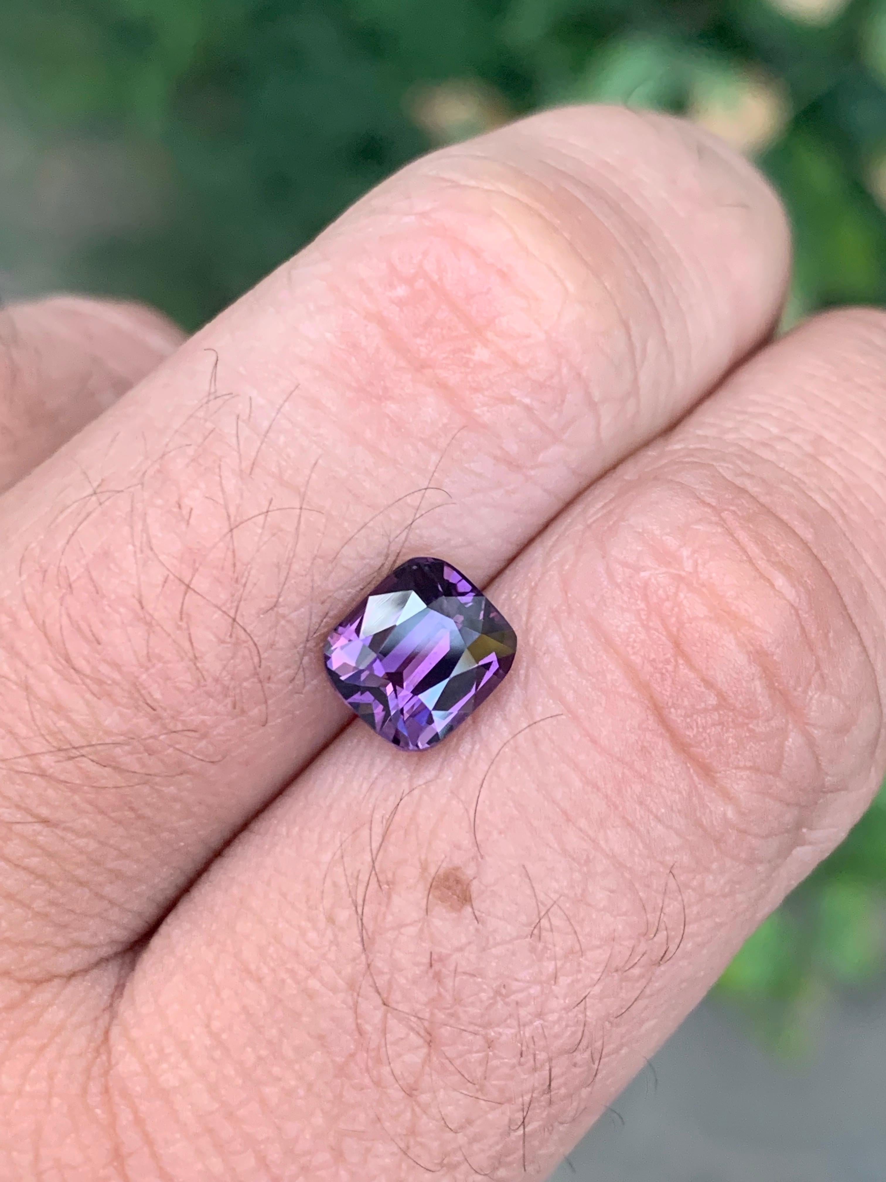 da uomo o donna Spinello viola naturale sfuso con taglio a cuscino, certificato AIG, da 2,72 carati, proveniente dalla Tanzania in vendita