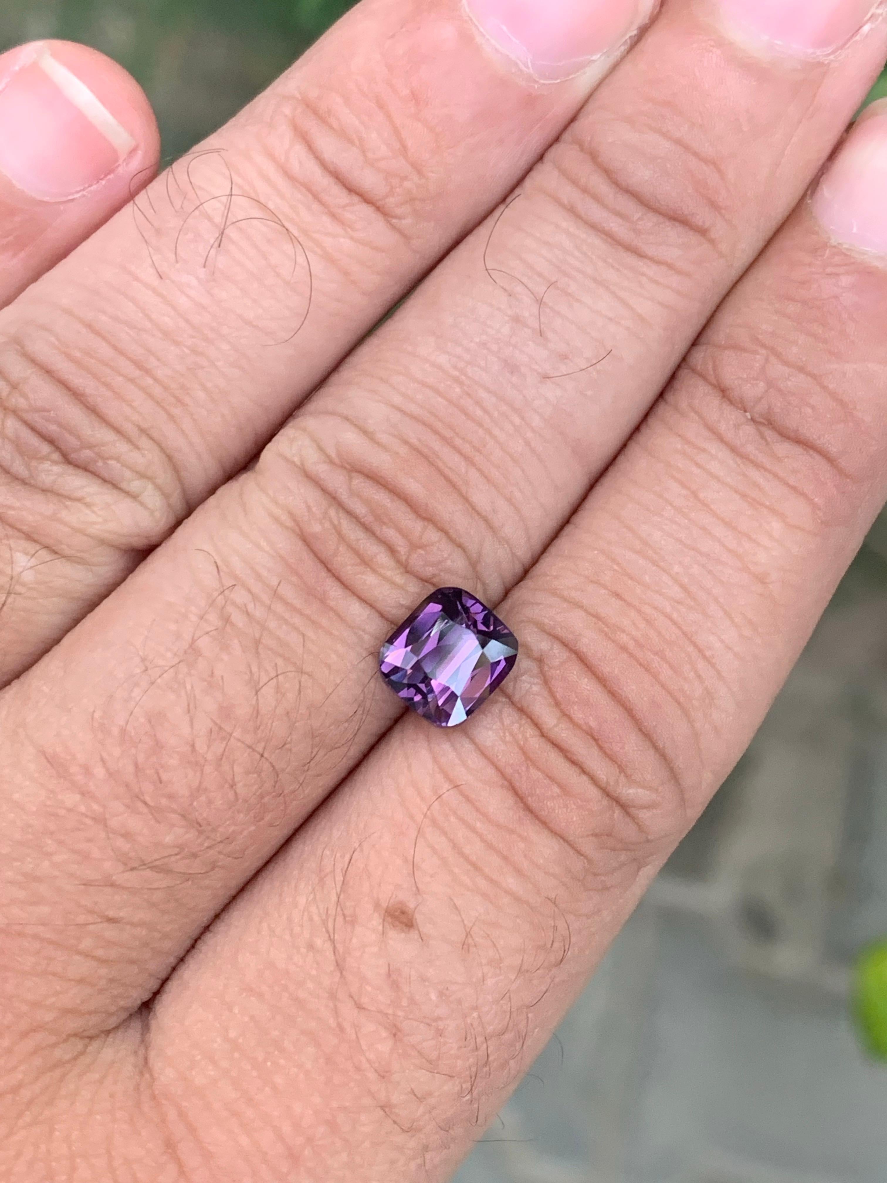 Spinello viola naturale sfuso con taglio a cuscino, certificato AIG, da 2,72 carati, proveniente dalla Tanzania in vendita 1