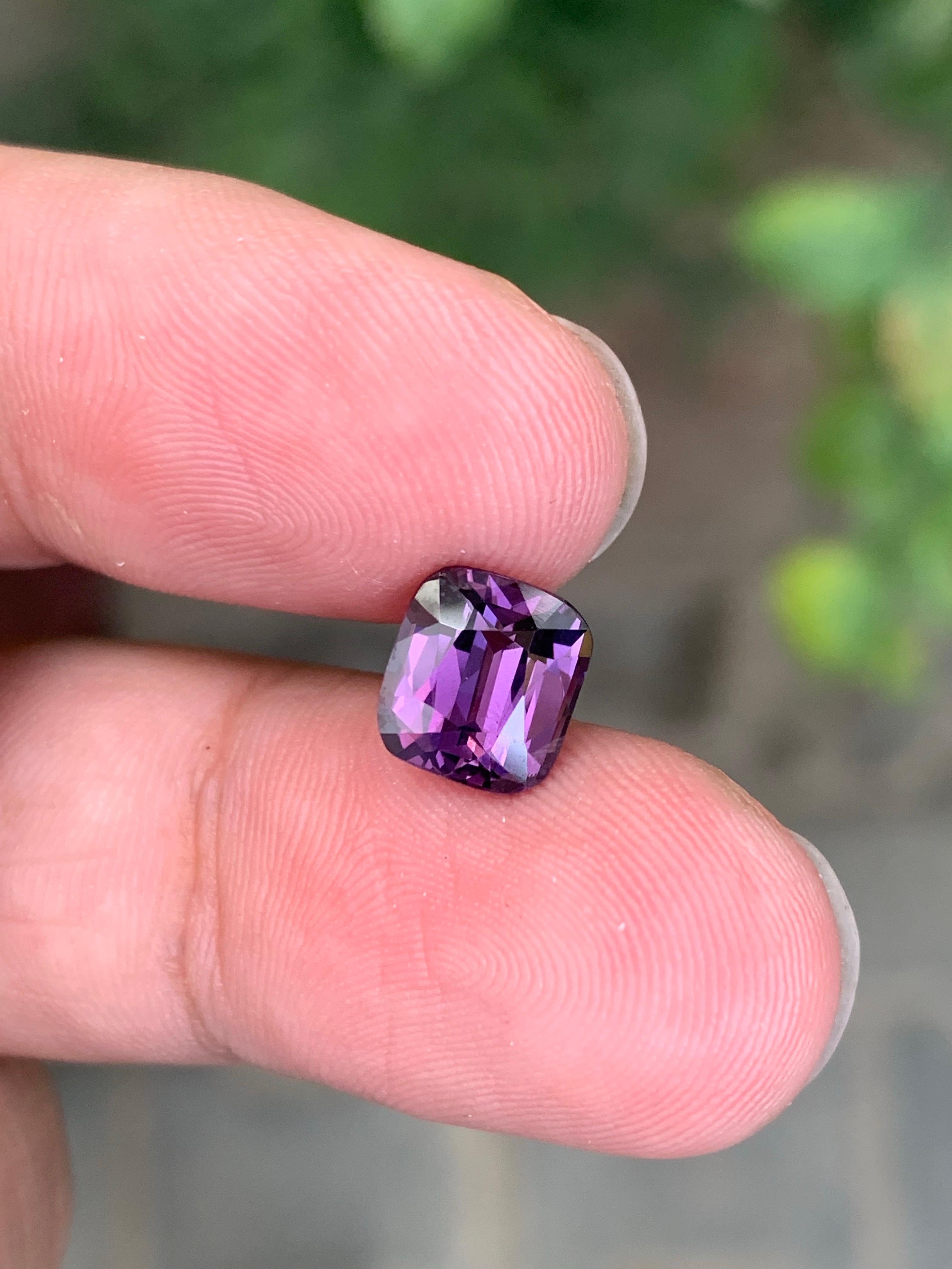 Spinello viola naturale sfuso con taglio a cuscino, certificato AIG, da 2,72 carati, proveniente dalla Tanzania in vendita 2
