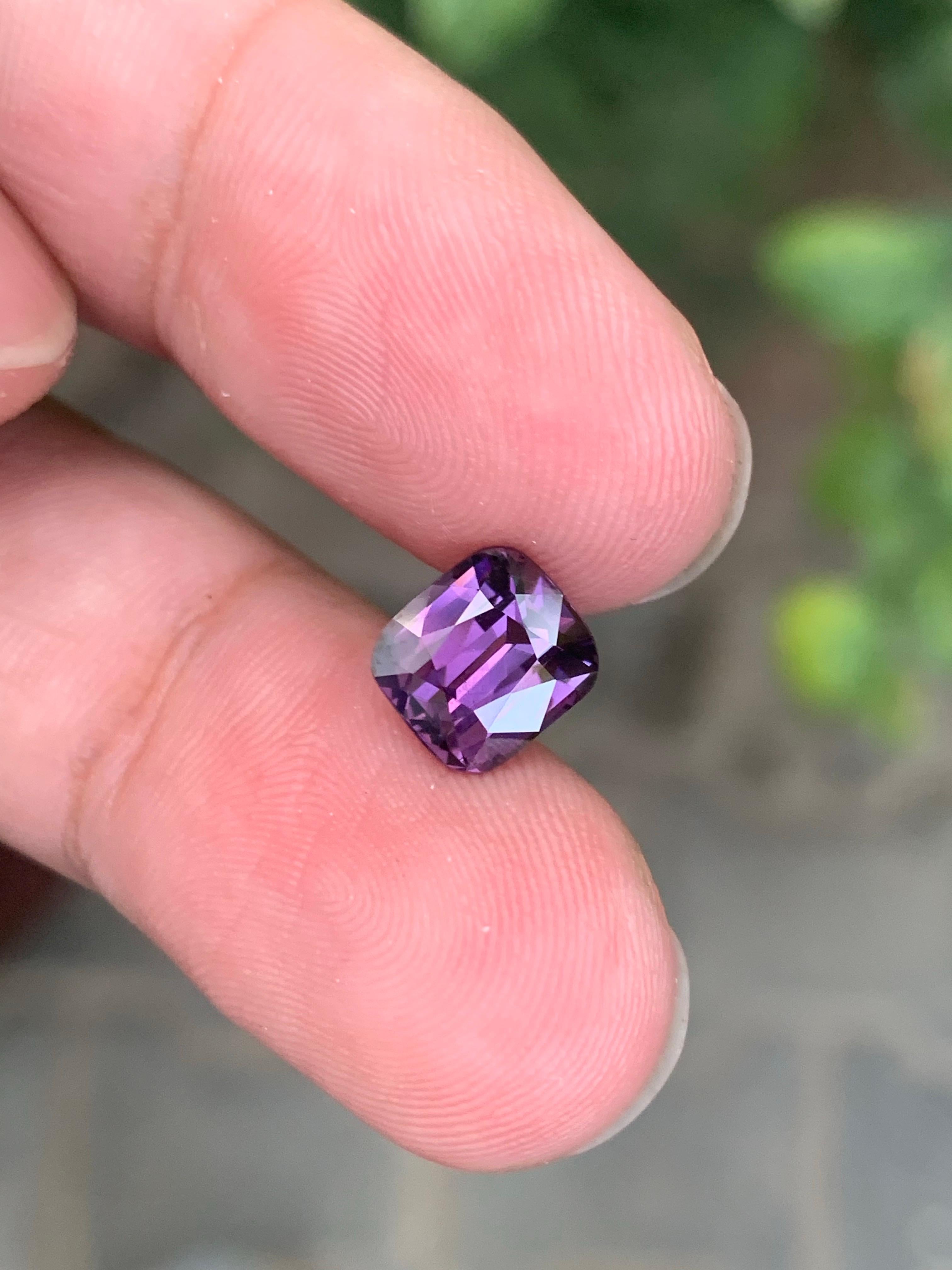 Spinello viola naturale sfuso con taglio a cuscino, certificato AIG, da 2,72 carati, proveniente dalla Tanzania in vendita 3