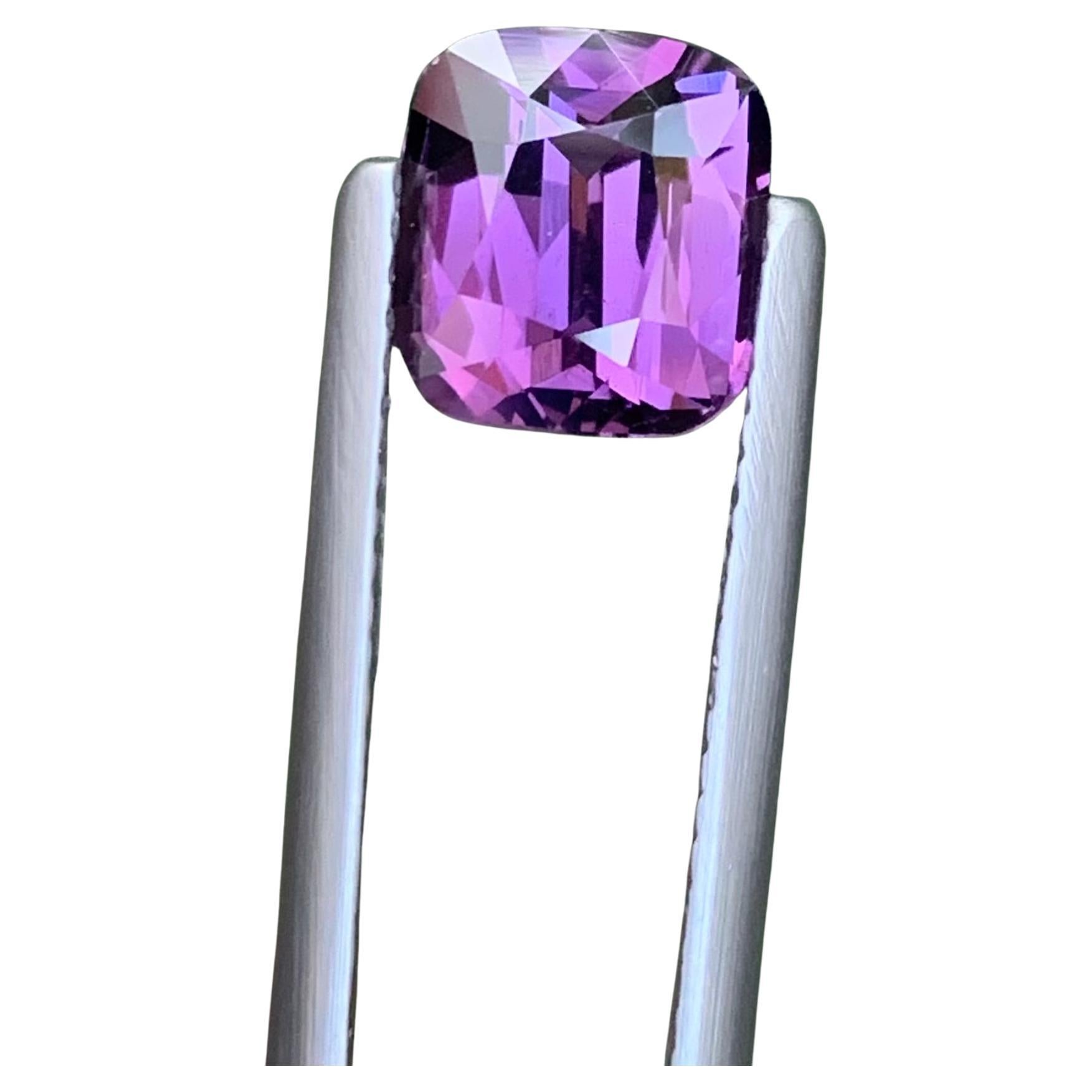 Spinello viola naturale sfuso con taglio a cuscino, certificato AIG, da 2,72 carati, proveniente dalla Tanzania