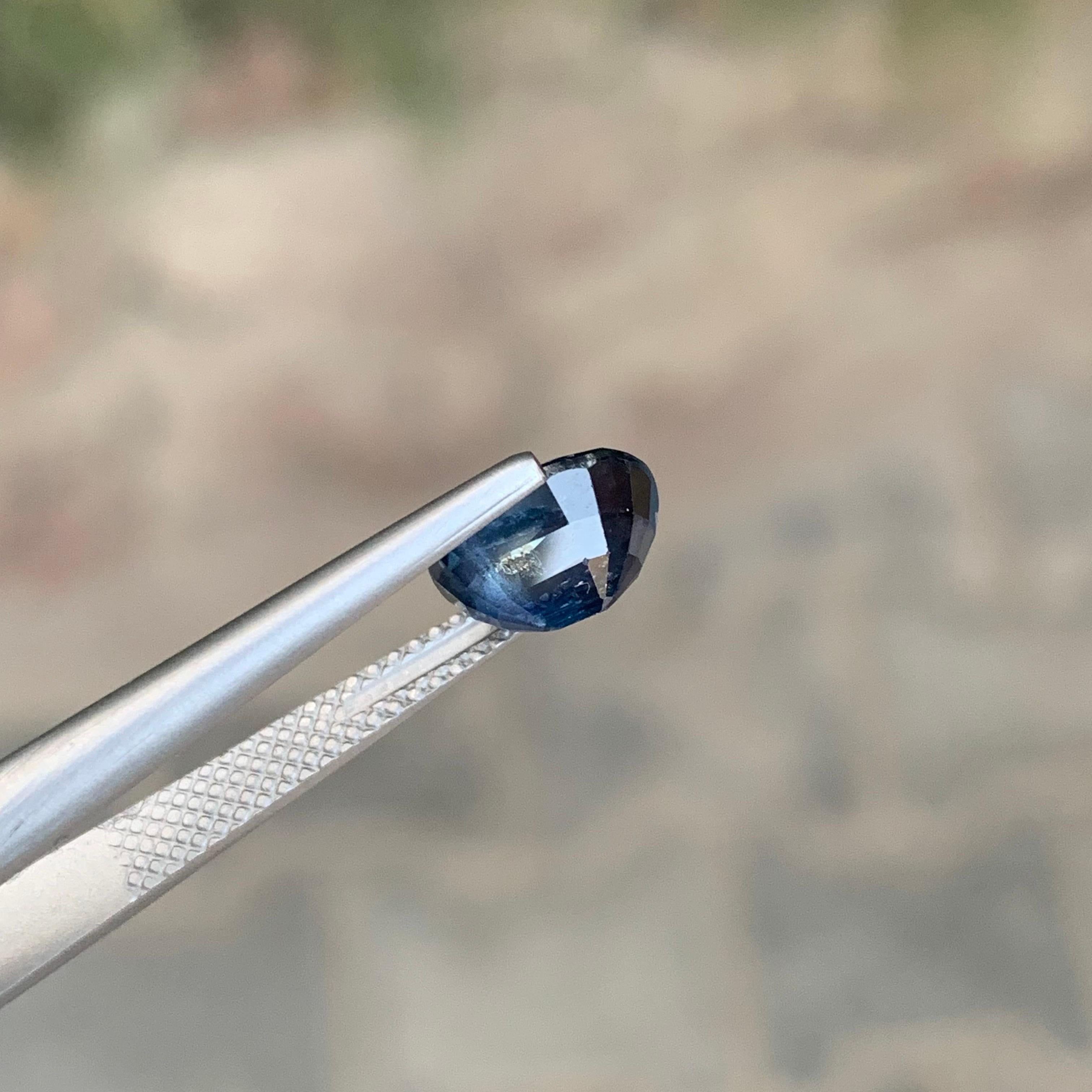 Taille ovale AIG Certified 2.73 Carat Natural Loose Sapphire Oval Shape Gemstone (pierre précieuse de forme ovale) en vente