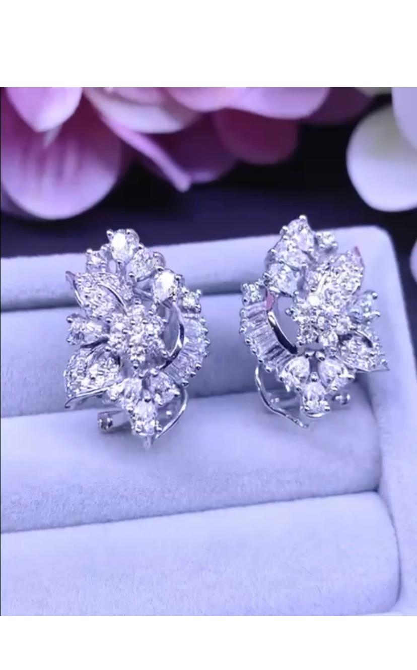 AIG Certified 2.79 Carats Diamonds 18K Gold Earrings  In New Condition For Sale In Massafra, IT