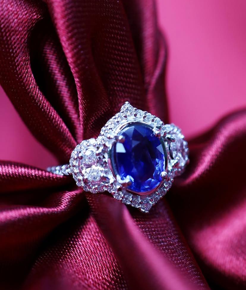 AIG zertifiziert 2,80 Karat Ceylon Saphir Diamanten 18K Gold Ring (Ovalschliff) im Angebot