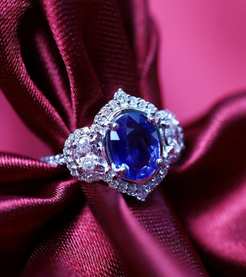 AIG zertifiziert 2,80 Karat Ceylon Saphir Diamanten 18K Gold Ring im Zustand „Neu“ im Angebot in Massafra, IT