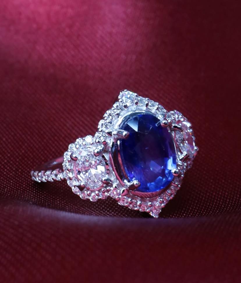 AIG zertifiziert 2,80 Karat Ceylon Saphir Diamanten 18K Gold Ring im Angebot 2