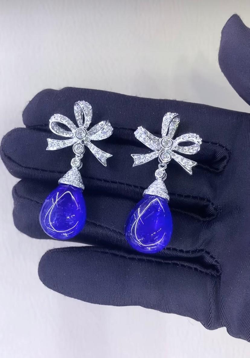 Taille cabochon AIG - Certification 28.00 carats  Boucles d'oreilles florales en or 18k Tanzanite 2.10 Ct Diamants en vente