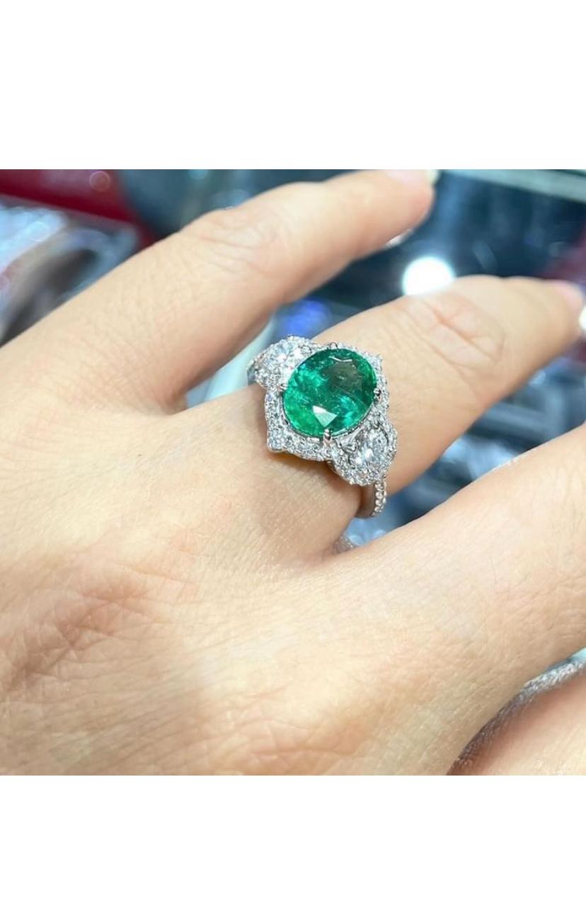 AIG Certified 2.82 Ct Zambian Emerald 1.00 Ct Diamonds 18k Gold Ring For Sale 5