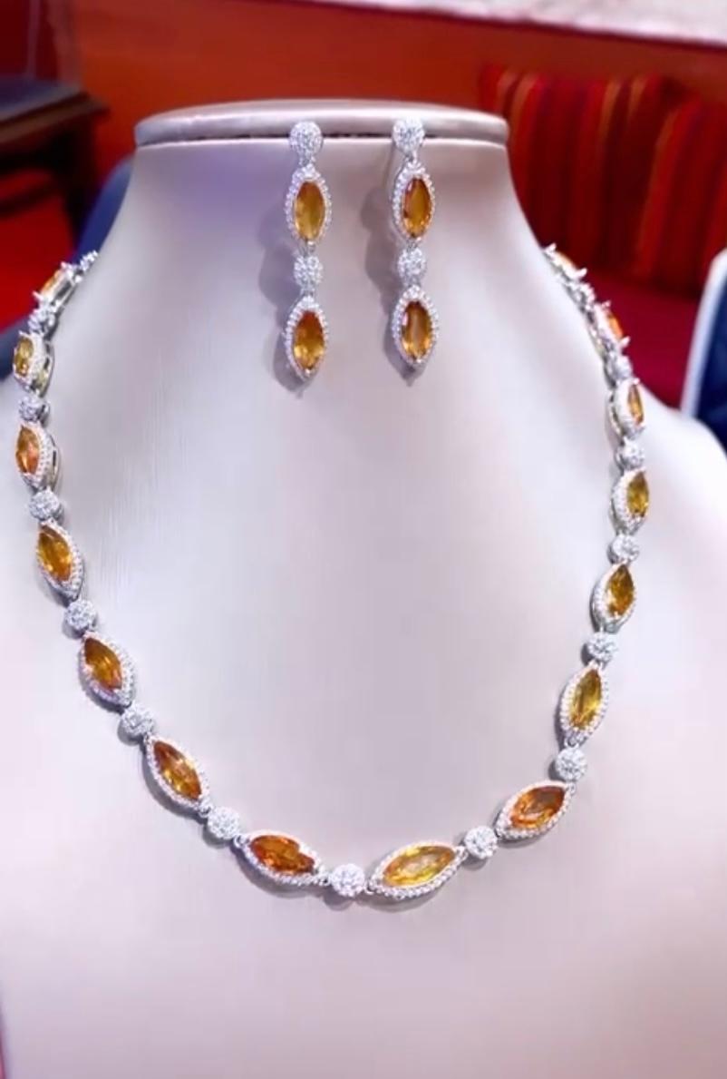 AIG-zertifizierte 28.47 Karat orangefarbene Saphire 4,43 Karat Diamanten 18K Gold Parure (Marquiseschliff) im Angebot