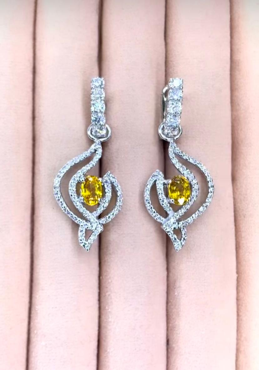 Un esclusivo orecchino con zaffiri gialli e diamanti, dal design intricato e raffinato, dallo stile elegante e sofisticato.
Abbellisciti e dai un tocco di glamour al tuo look.
Gli splendidi orecchini sono realizzati in oro 18 carati con 2 zaffiri