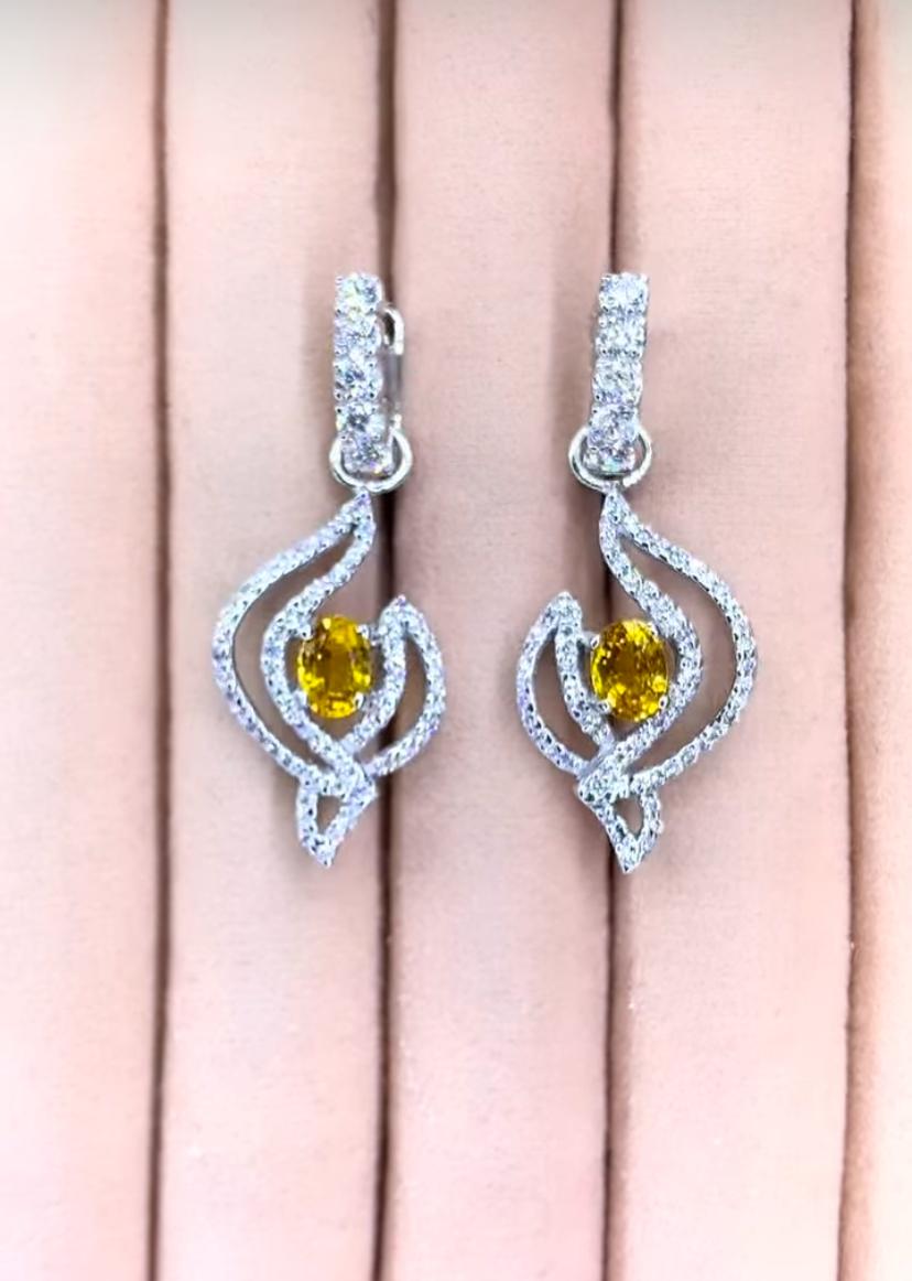 Taglio ovale Orecchini in oro 18k con zaffiri gialli certificati AIG da 2,85 carati e diamanti da 2,45 carati in vendita