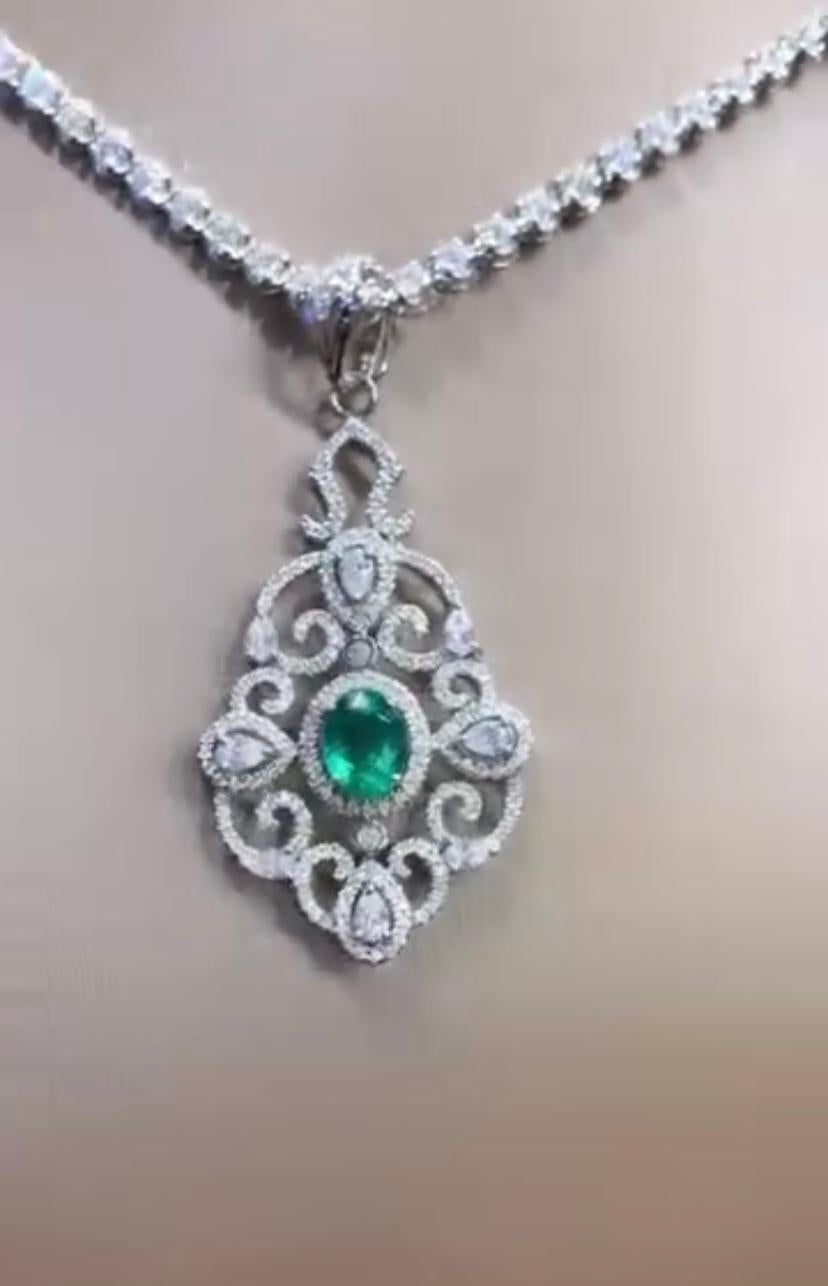 AIG Certified 2.90 Ct Zambian Emerald 2.90 Ct Diamonds 18K Gold Pendant In New Condition For Sale In Massafra, IT