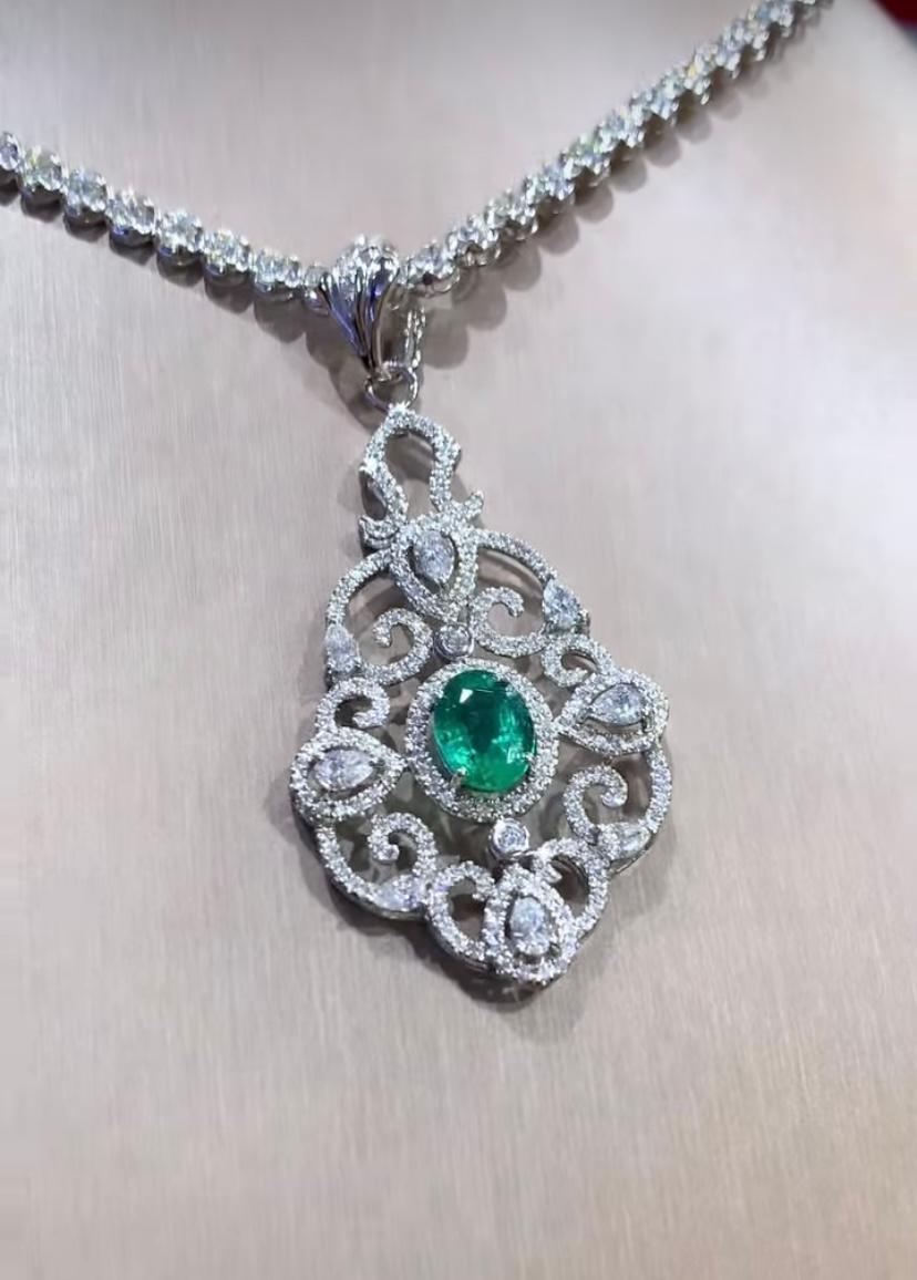 AIG Certified 2.90 Ct Zambian Emerald 2.90 Ct Diamonds 18K Gold Pendant For Sale 1
