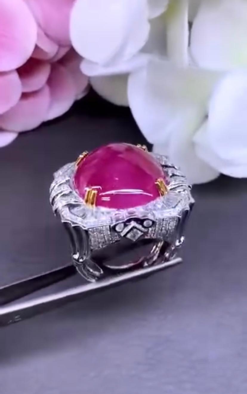 El rubí de este fascinante anillo es de un color intenso y desprende una vibración cautivadora. Su llamativo color es realmente seductor, llama la atención al instante y deja una impresión duradera.
Realzado por el brillo de los diamantes