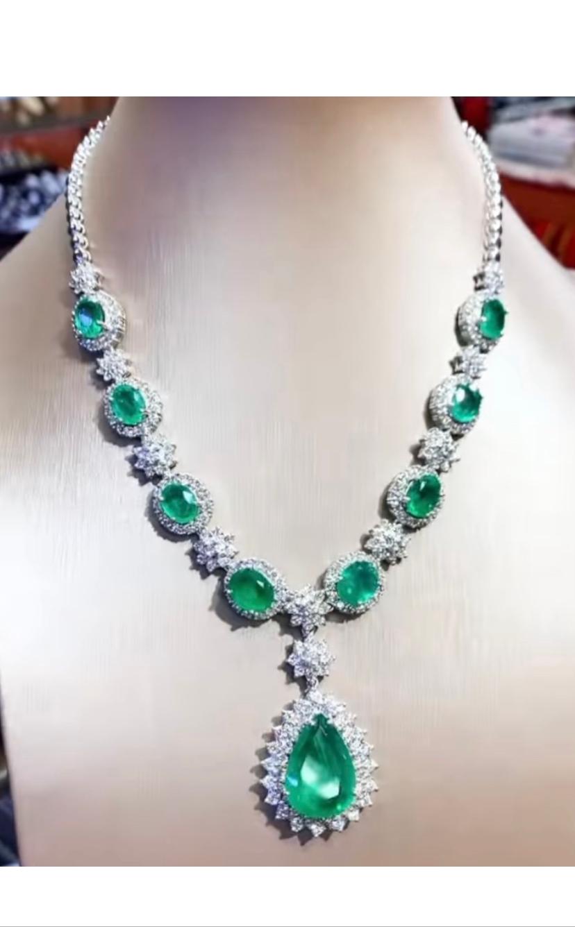 AIG Certified 29.50 Ct Zambian Emeralds 10 Ct Diamonds  18K Gold Necklace  In New Condition For Sale In Massafra, IT