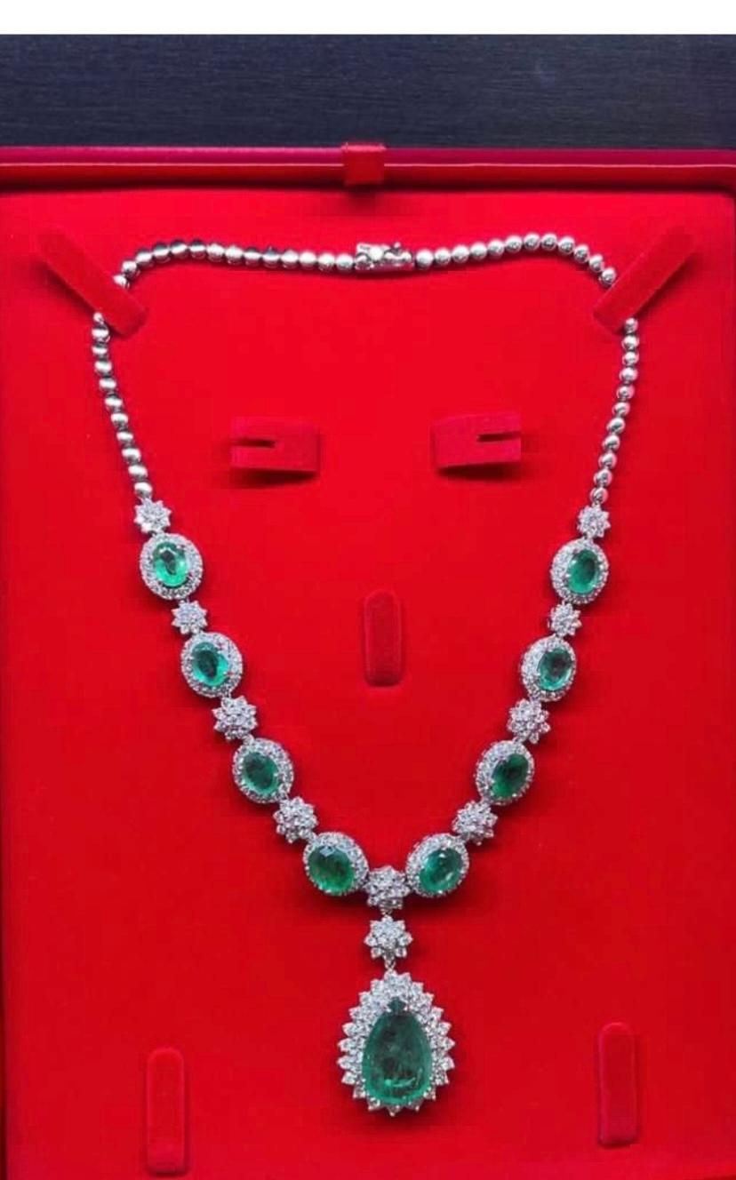 AIG Certified 29.50 Ct Zambian Emeralds 10 Ct Diamonds  18K Gold Necklace  For Sale 1