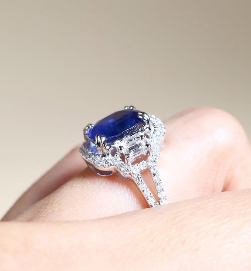 AIG zertifiziert 3,00 Karat Ceylon Saphir Diamant 18K Gold Ring im Zustand „Neu“ im Angebot in New Delhi, Delhi