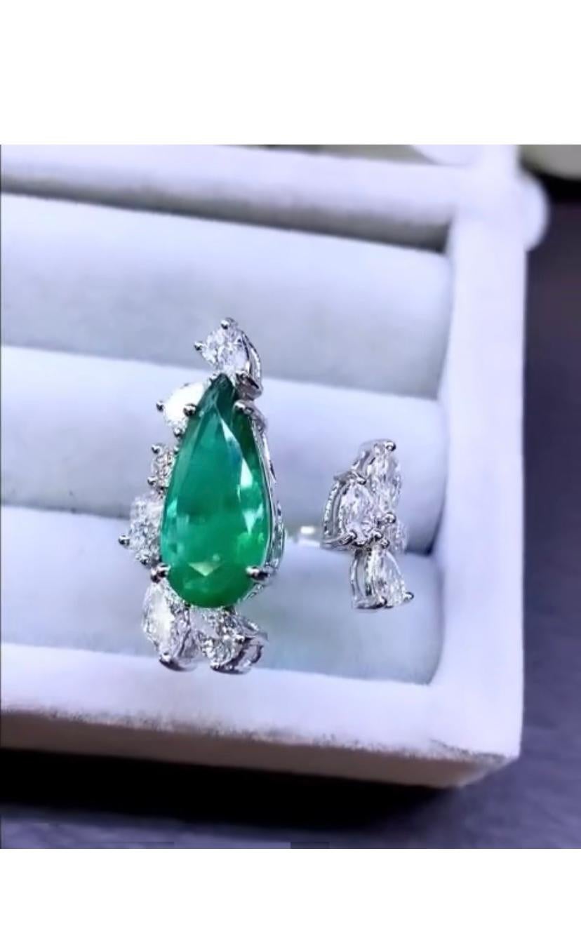 Neu eingetroffen. Ich bin absolut begeistert von der bezaubernden Farbe des sambischen Smaragds, der in diesem exquisiten Ring zu sehen ist.
Lassen Sie sich von der faszinierenden Schönheit des grünen Smaragds aus Sambia in den Bann ziehen, einem