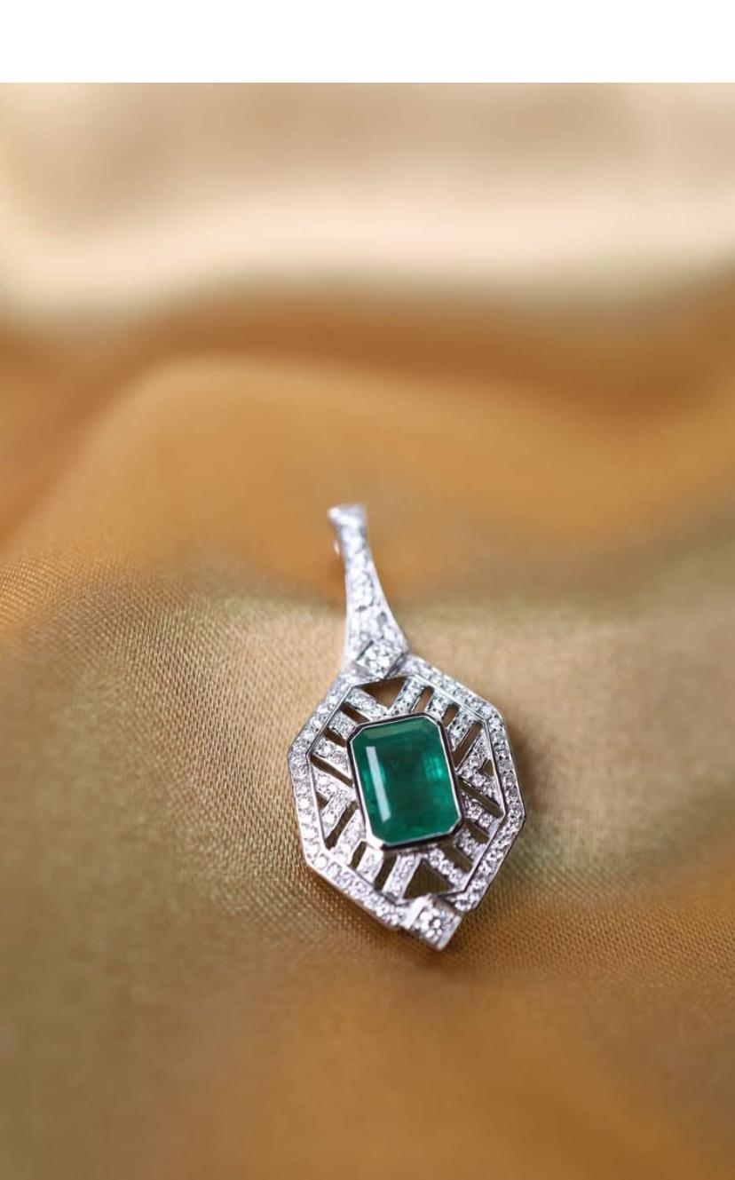 Emerald Cut AIG Certified 3.00 Carats Zambian Emerald Diamonds 18K Gold Pendant For Sale