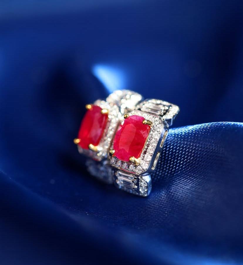 Orecchini in oro 18K con rubini di Birmania da 3,00 carati certificati AIG In condizioni Nuovo in vendita a Massafra, IT