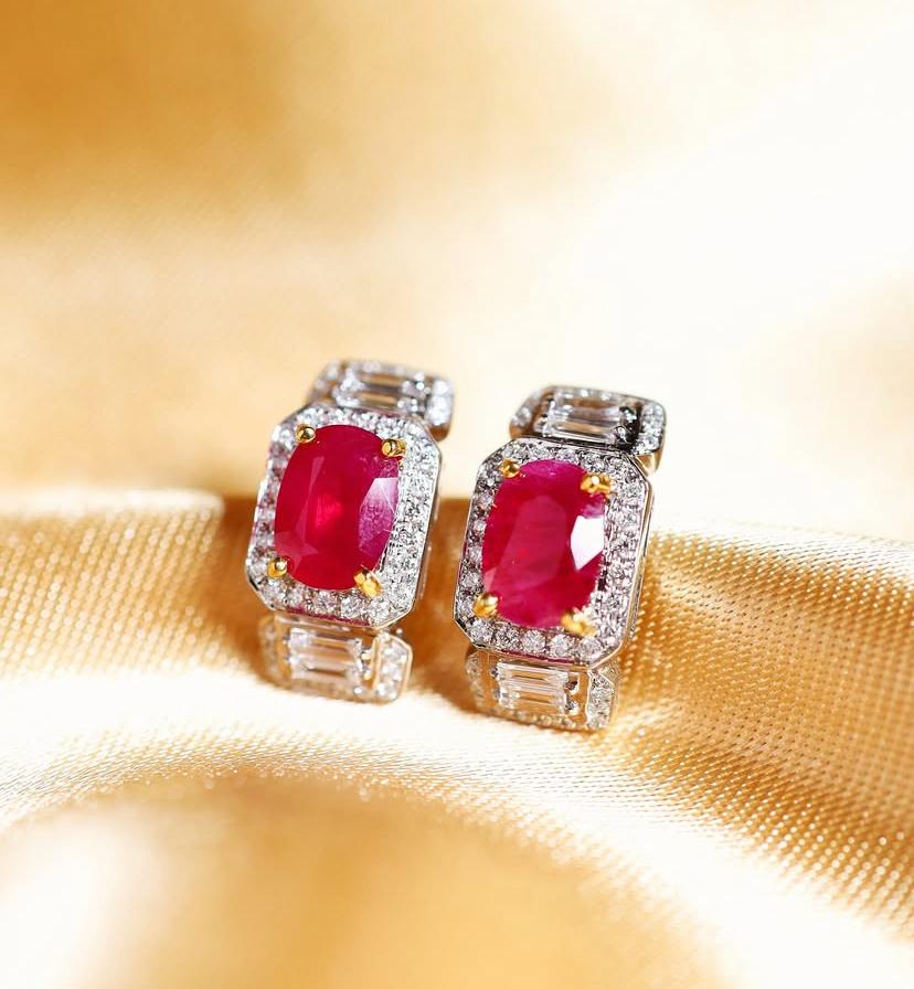 Orecchini in oro 18K con rubini di Birmania da 3,00 carati certificati AIG in vendita 1