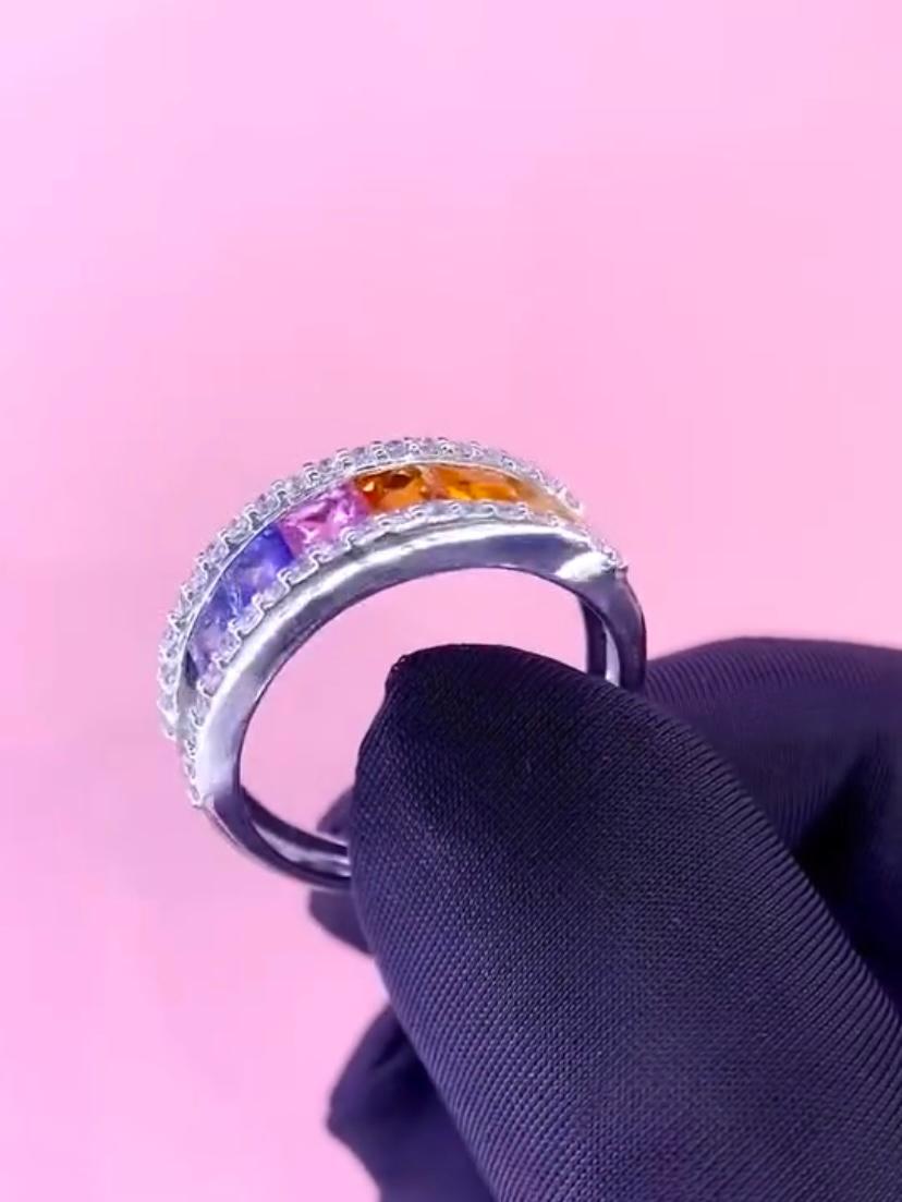 Ein exklusiver Farbring in modernem Design, perfekt für jeden Tag und ideal für jedes Outfit.
Atemberaubende Ring kommen in 18k Gold mit glänzenden Regenbogen Ceylon Saphiren von 3,00 Karat, perfektem Schliff, und 38 Stück von natürlichen Diamanten