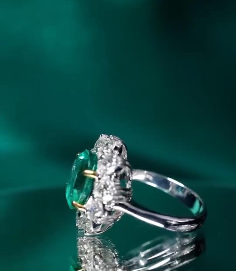 Taglio ovale Anello in oro 18K con smeraldo dello Zambia certificato AIG da 3,00 carati e 2,00 carati di diamanti in vendita