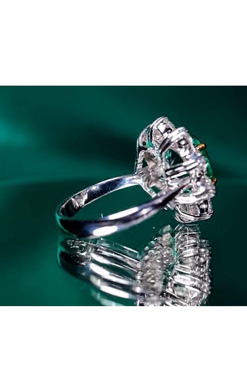 Donna Anello in oro 18K con smeraldo dello Zambia certificato AIG da 3,00 carati e 2,00 carati di diamanti in vendita