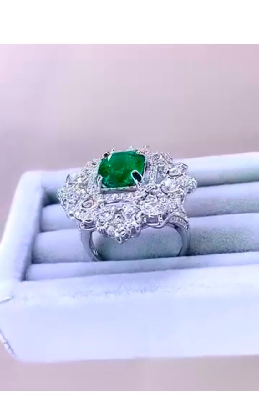 AIG Certified 3.00 Ct Zambian Emerald 2.40 Ct Diamonds 18K Gold Ring In New Condition For Sale In Massafra, IT