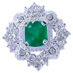 Anello in oro 18K con smeraldo dello Zambia certificato AIG da 3,00 carati e 2,40 carati di diamanti