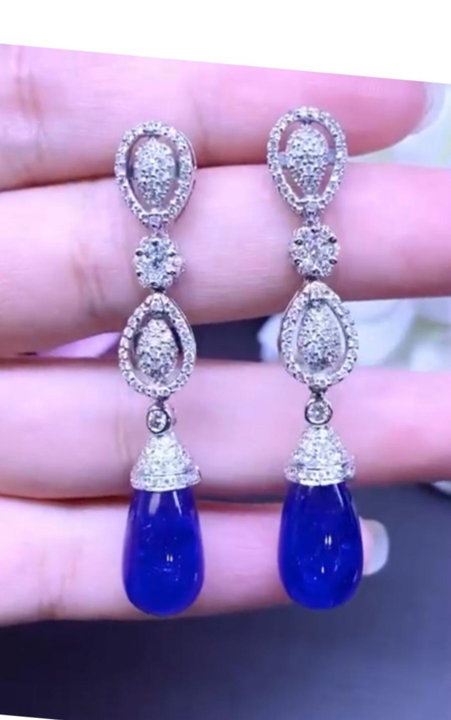 An exquisite and refined design, so contemporary and modern style.
Earrings come in 18k gold with two natural Tanzanites , cabochon cut, fine quality , stunning color , of 30 carats, and natural diamonds 1,52 carats F/VS.
Handcrafted by artisan