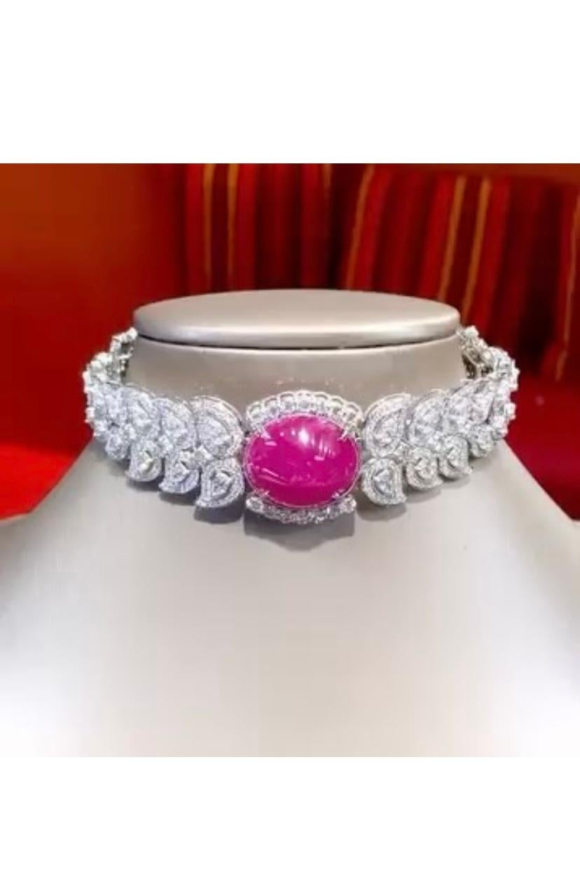 Ammira l'incanto della regalità con questo girocollo/bracciale da regina in rubini e diamanti.
La lucente gemma del Rubino di Burma è davvero affascinante, mentre più di 11.00 carati di diamanti abbaglianti si illuminano come esplosioni di squisiti