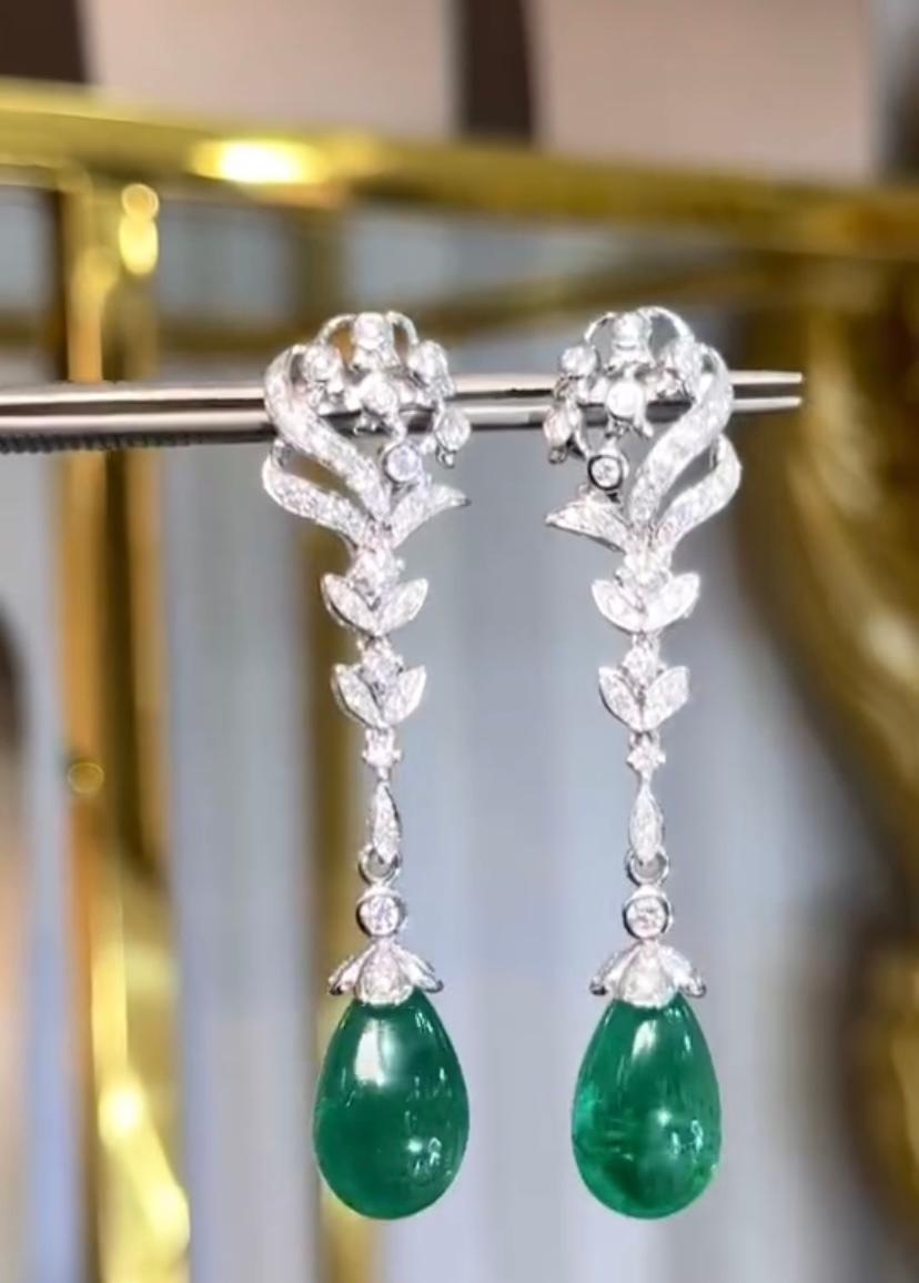 Uno squisito orecchino con smeraldi e diamanti,  in un elegante  un design raffinato, progettato con particolare attenzione ai dettagli.
Eleva la tua bellezza senza tempo e aggiungi un tocco di glamour e raffinatezza.
Gli splendidi orecchini sono