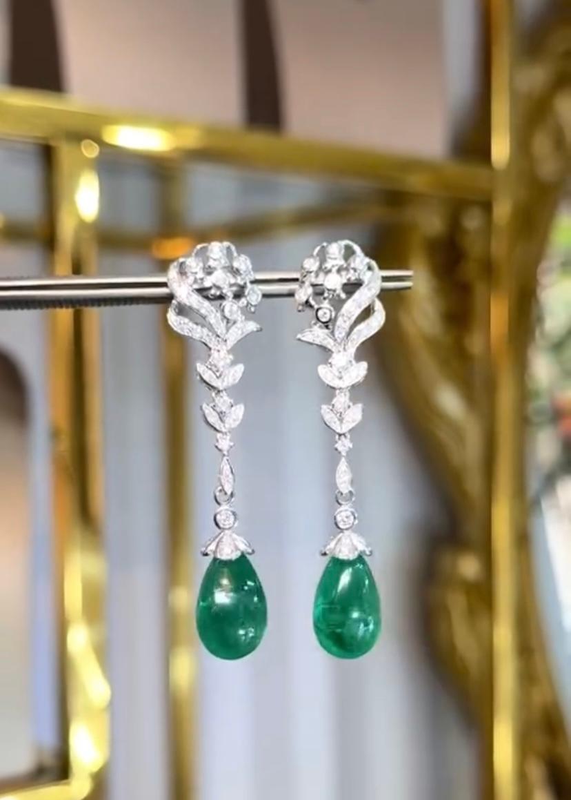 Taglio misto Orecchini in oro 18K con smeraldi dello Zambia certificati AIG 30,00 e diamanti 3,60 carati in vendita
