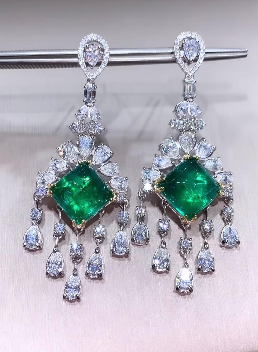 Cabochon Smeraldi dello Zambia certificati AIG da 30,02 carati  Orecchini in oro 18 carati con 12,68 carati di diamanti in vendita