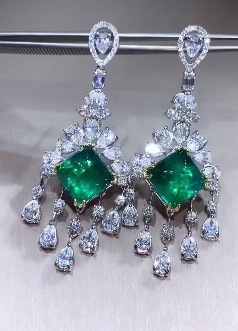 AIG certified 30.02 Carats Zambian Emeralds  12.68 Ct Diamonds 18K Gold Earrings In New Condition For Sale In Massafra, IT