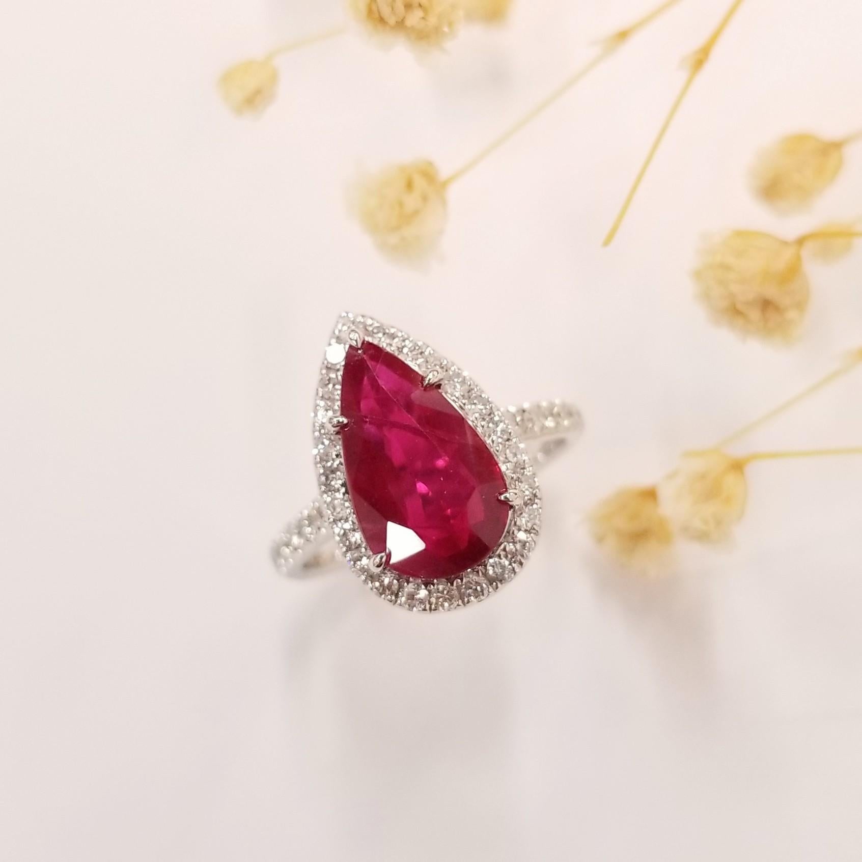 ntroduction d'un magnifique bijou, la bague en rubis birman certifié AIG de 3,03 carats, d'un rouge vif captivant, de forme coussin et serti d'un halo exquis. Réalisée en or blanc 18 carats, cette bague de style moderne est ornée de diamants