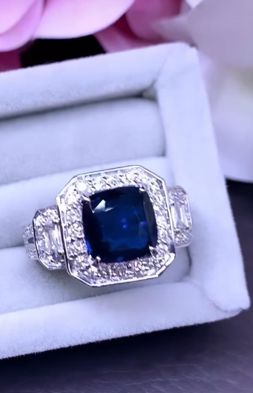 An exquisite ring in Art Decó design, so original, refined and sophisticated style, by Italian artist.
Ring come in 18K gold with a central natural Ceylon Sapphire of 3,18 carats, in perfect cut, spectacular blue color , fine quality, treatment is