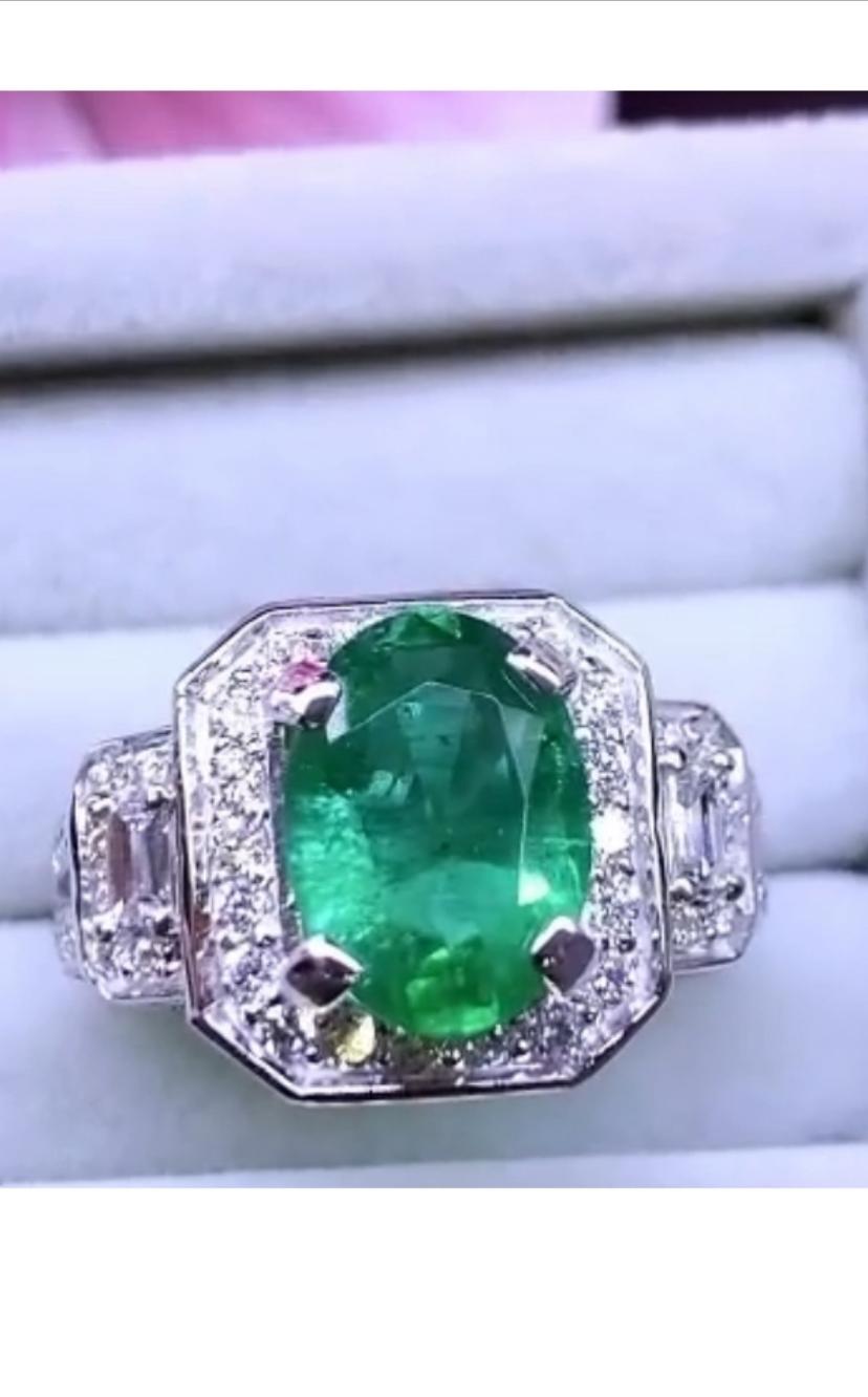 An exclusive Art Deco design , so refined, elegant, a very particular style.
Ring come in 18K gold with a Natural Zambian Emerald, in perfect oval cut, of 3,20 carats, stunning and vivid color, fine quality, and 82 pieces of natural diamonds in